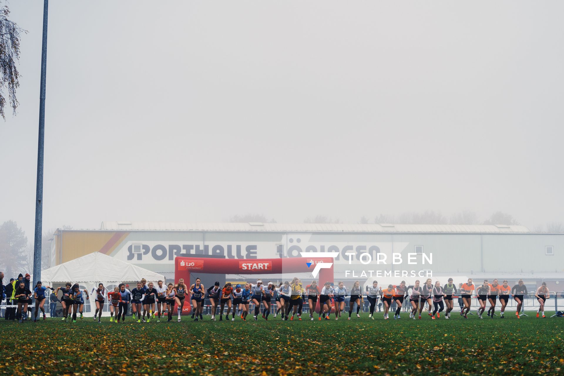 Start der weiblichen Jugend U18 am 26.11.2022 waehrend den deutschen Crosslauf-Meisterschaften auf Sportanlage an der Ringstrasse in Loeningen