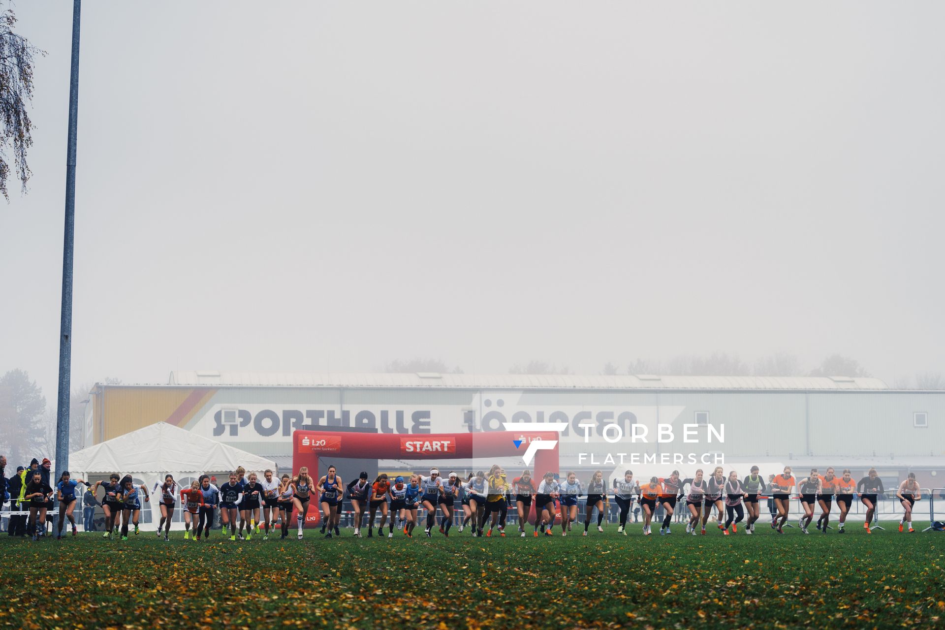 Start der weiblichen Jugend U18 am 26.11.2022  waehrend den deutschen Crosslauf-Meisterschaften auf Sportanlage an der Ringstrasse in Loeningen