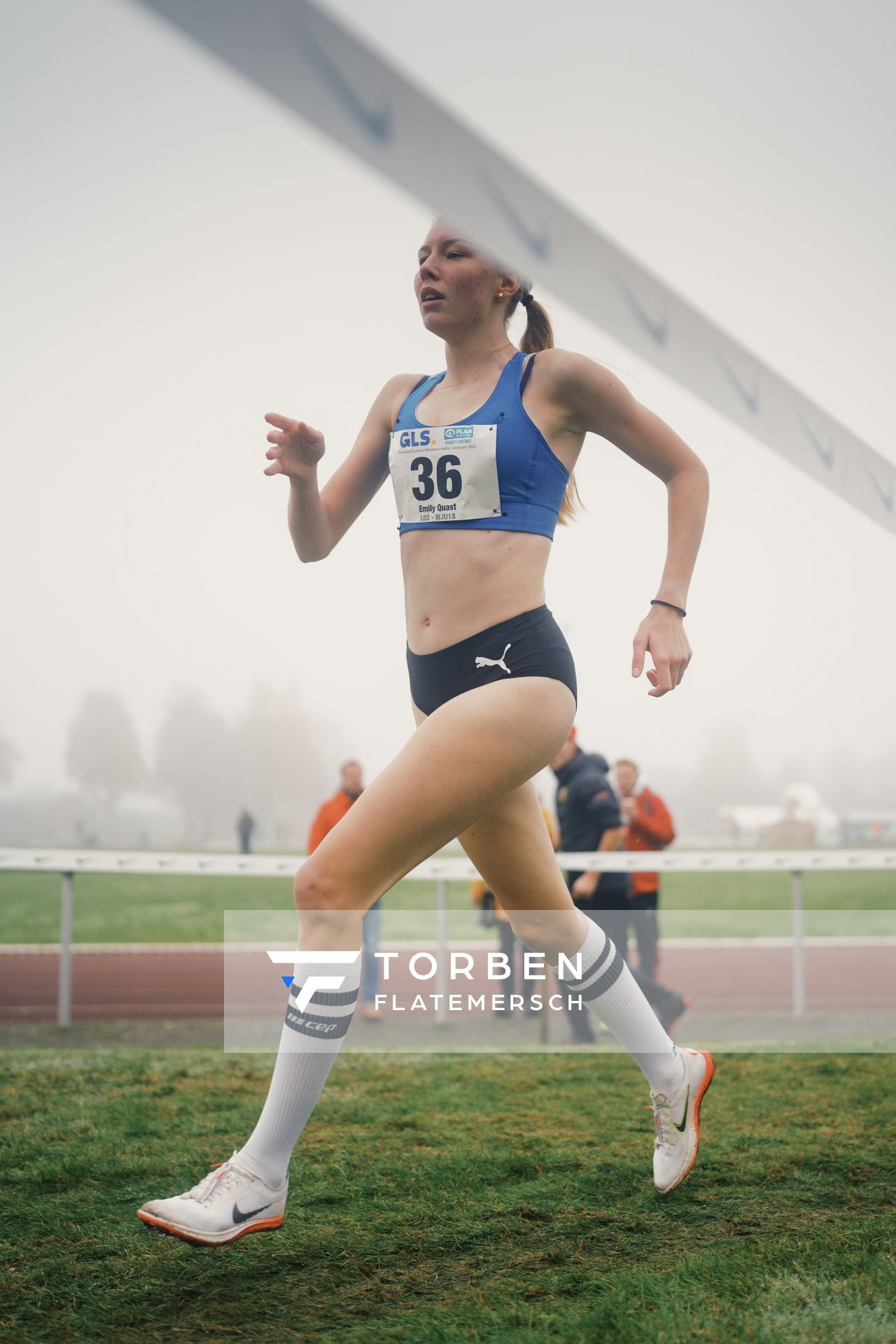 Emily Quast (BB/ VfL Rathenow) am 26.11.2022  waehrend den deutschen Crosslauf-Meisterschaften auf Sportanlage an der Ringstrasse in Loeningen