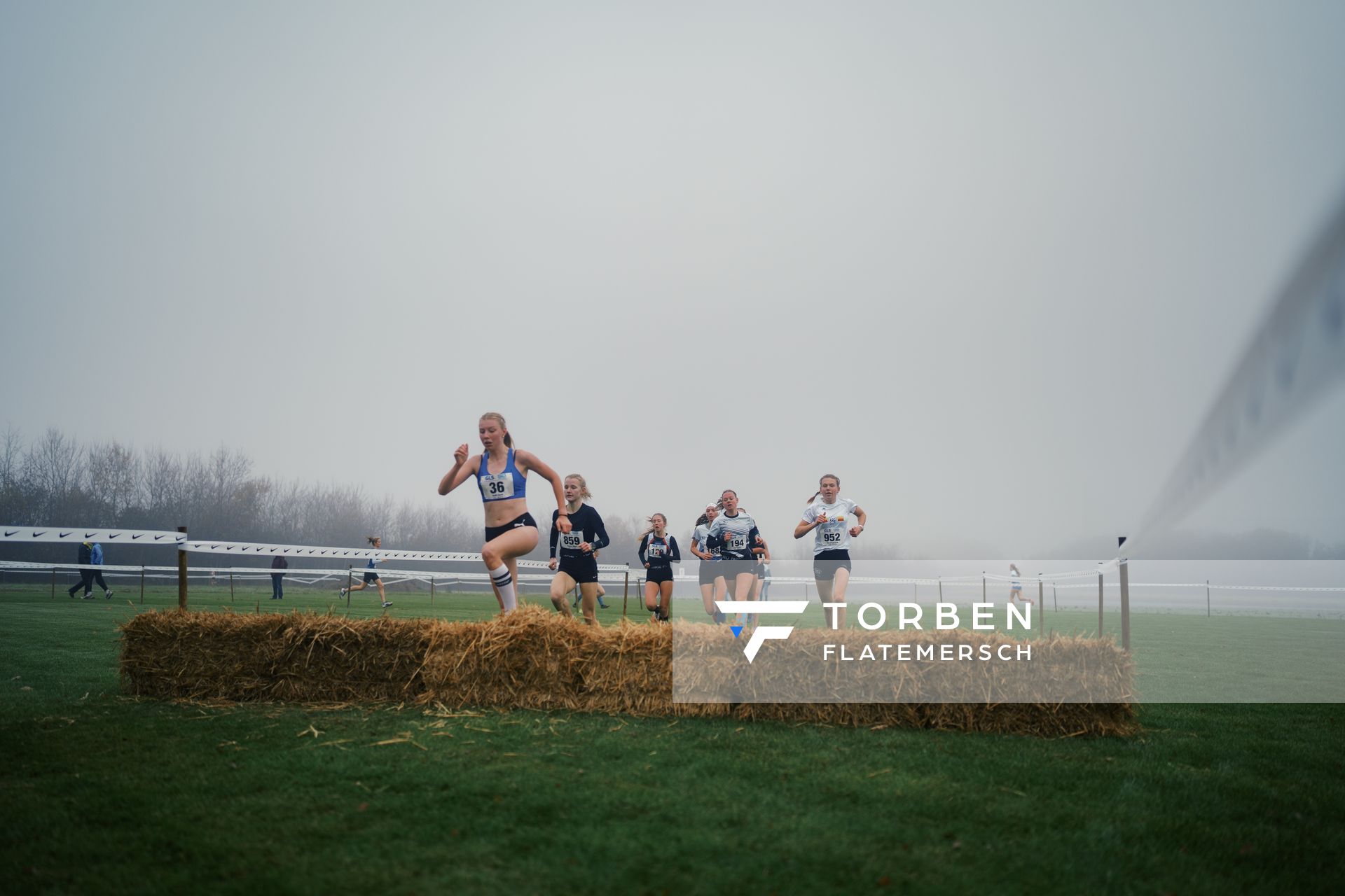 Emily Quast (BB/ VfL Rathenow), Theresa Weber (WE/ LC Paderborn), Wilfried Ackermann (BY/ LG LKr Aschaffenburg), Julia Wilhelm (BY/ TSV Ottobeuren), Nina Bergerfurth (WE/ LSF Muenster) am 26.11.2022  waehrend den deutschen Crosslauf-Meisterschaften auf Sportanlage an der Ringstrasse in Loeningen