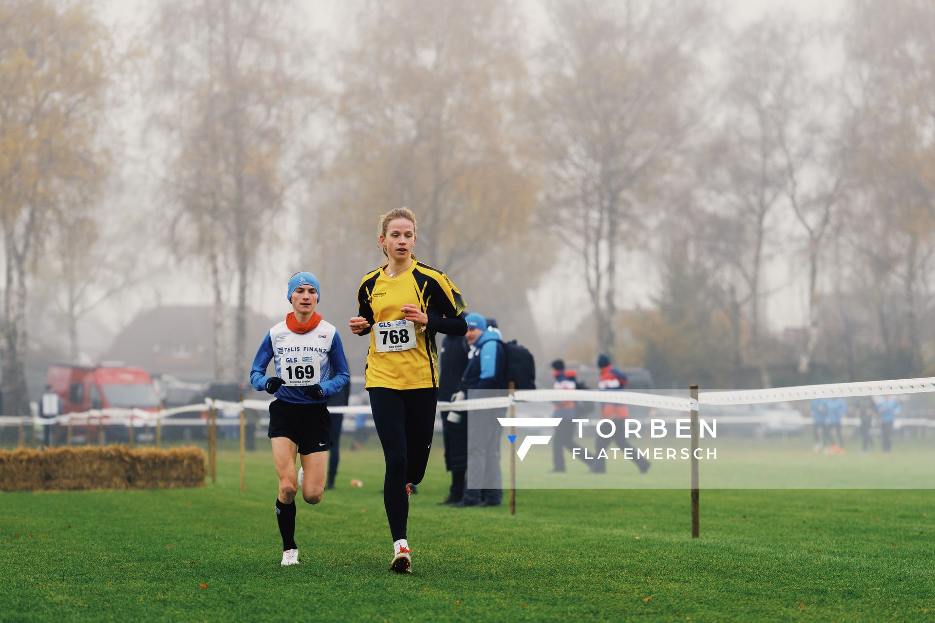Franziska Drexler (BY/ LG TELIS FINANZ Regensburg), Adia Budde (SH/ TSV Altenholz) am 26.11.2022 waehrend den deutschen Crosslauf-Meisterschaften auf Sportanlage an der Ringstrasse in Loeningen