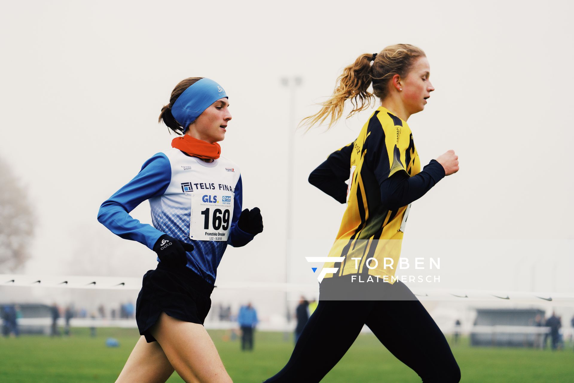 Franziska Drexler (BY/ LG TELIS FINANZ Regensburg), Adia Budde (SH/ TSV Altenholz) am 26.11.2022  waehrend den deutschen Crosslauf-Meisterschaften auf Sportanlage an der Ringstrasse in Loeningen