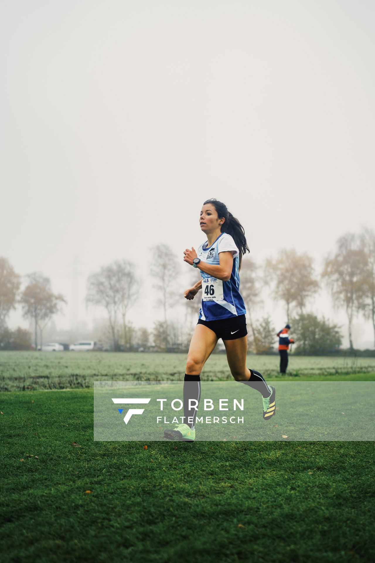 Chiara Anisa Judis (BE/ LAC BERLIN) am 26.11.2022 waehrend den deutschen Crosslauf-Meisterschaften auf Sportanlage an der Ringstrasse in Loeningen