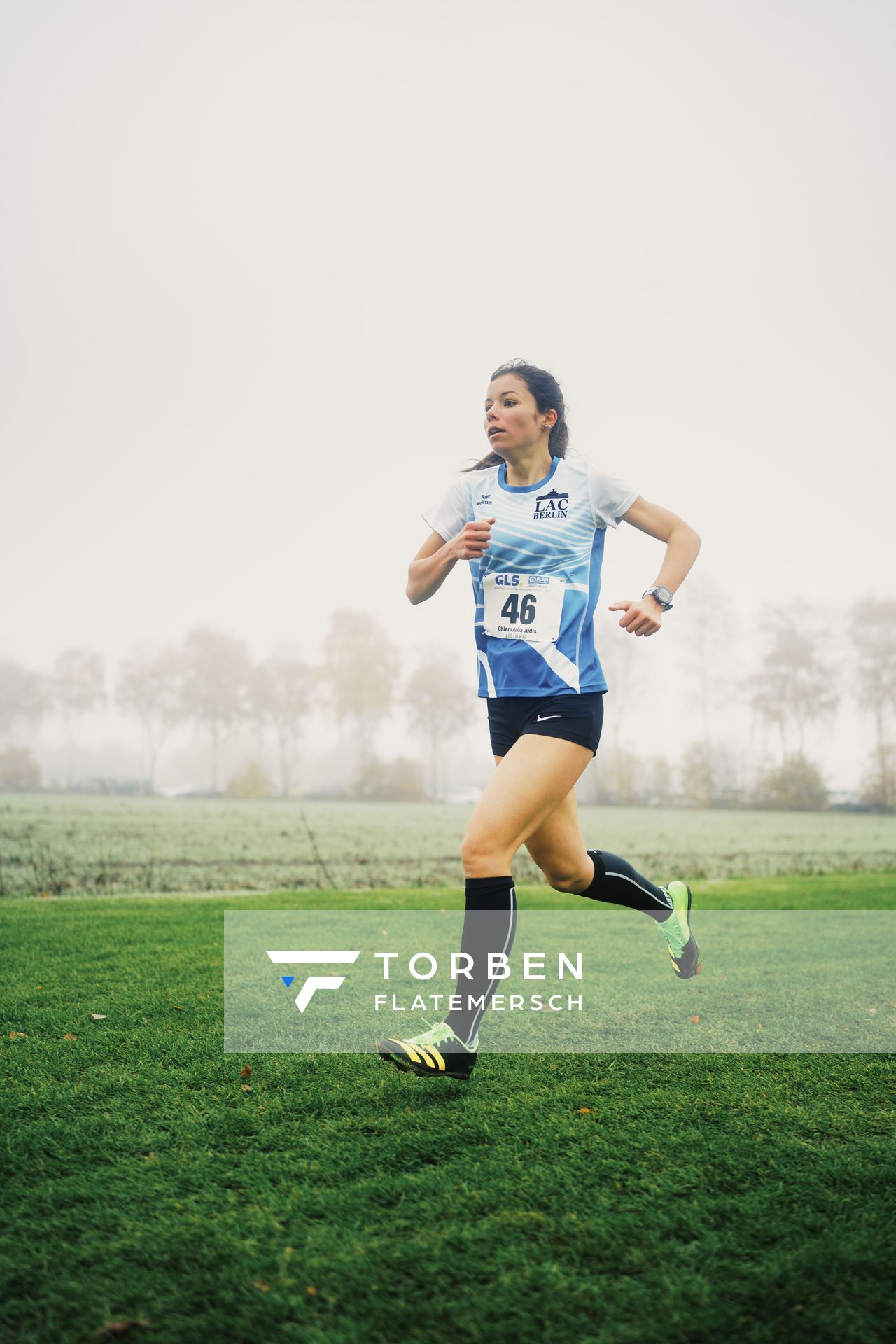 Chiara Anisa Judis (BE/ LAC BERLIN) am 26.11.2022 waehrend den deutschen Crosslauf-Meisterschaften auf Sportanlage an der Ringstrasse in Loeningen