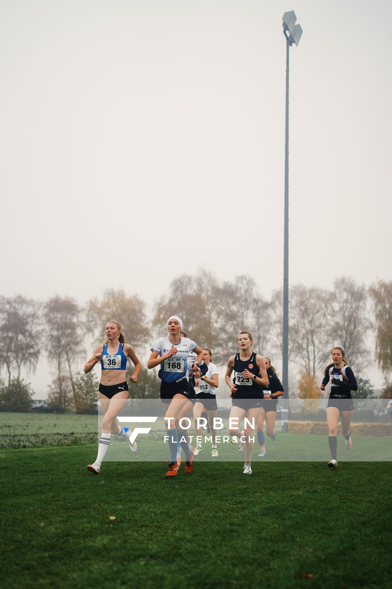 Emily Quast (VfL Rathenow), Hanna Mueller (LG TELIS FINANZ Regensburg), Tabea Kiefer (Eintracht Frankfurt e.V.) am 26.11.2022  waehrend den deutschen Crosslauf-Meisterschaften auf Sportanlage an der Ringstrasse in Loeningen