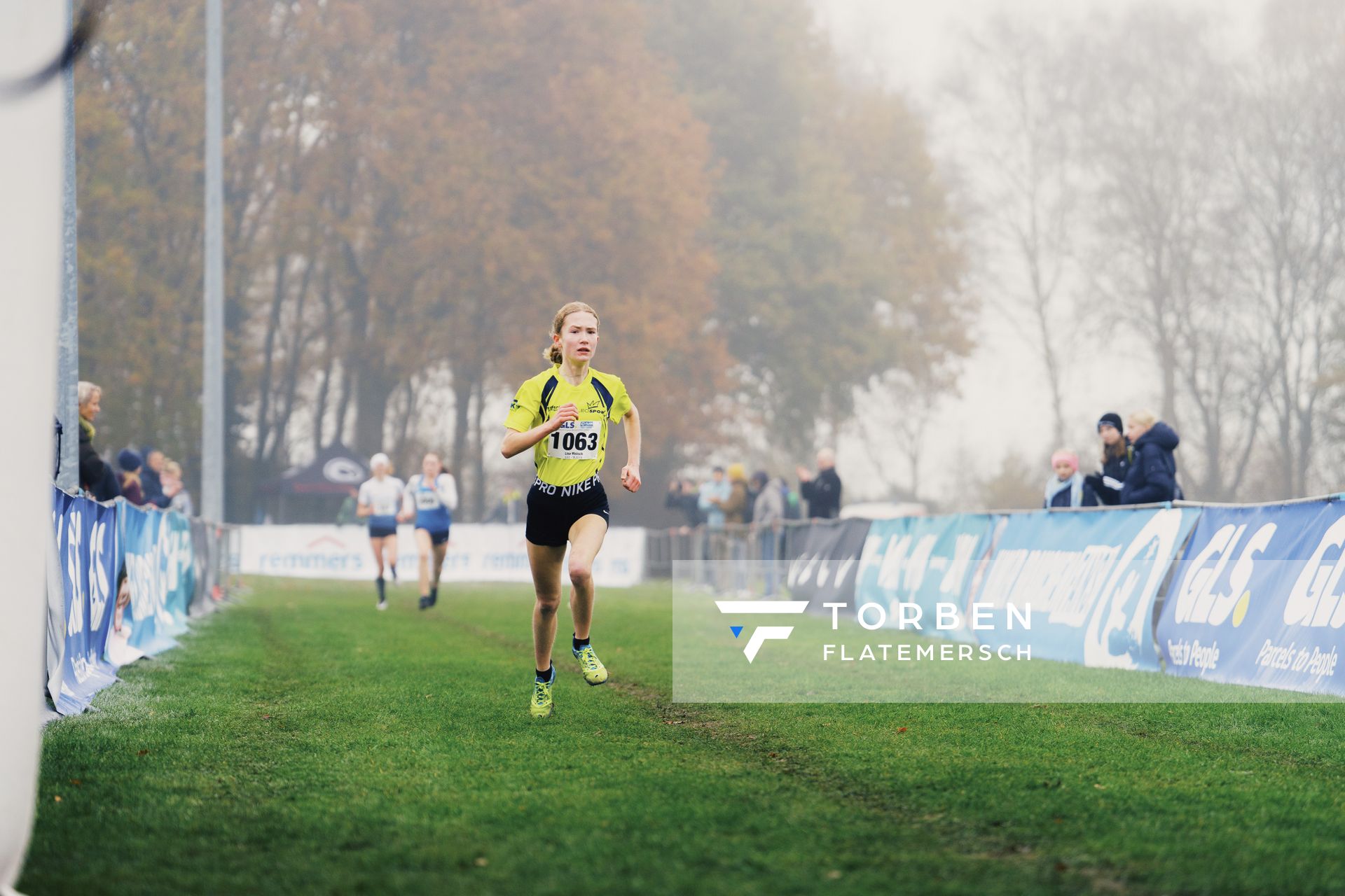 Lisa Maisch (Wue/ KSG Gerlingen) am 26.11.2022  waehrend den deutschen Crosslauf-Meisterschaften auf Sportanlage an der Ringstrasse in Loeningen