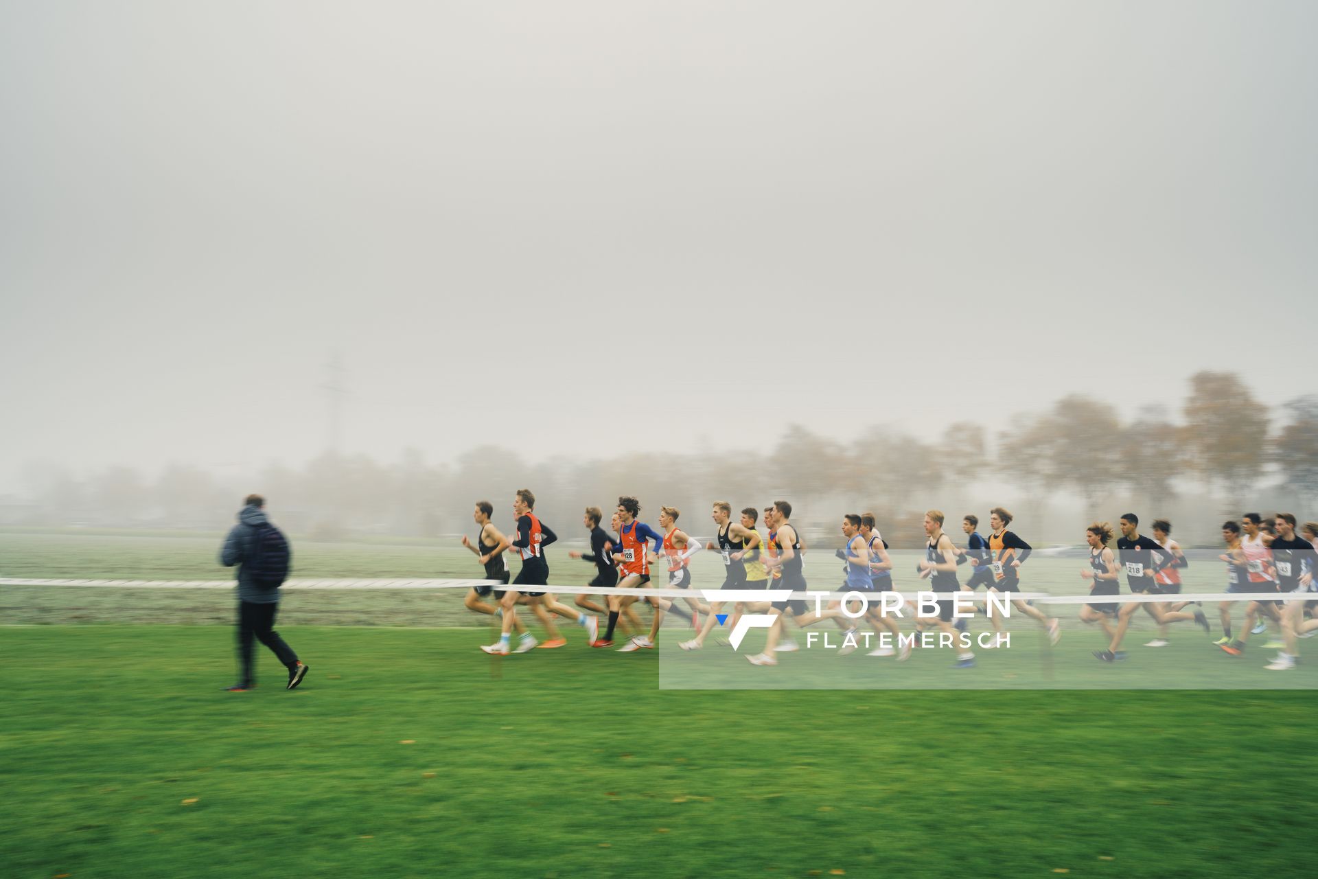 Impressionen von der maennlichen Jugend U18 am 26.11.2022  waehrend den deutschen Crosslauf-Meisterschaften auf Sportanlage an der Ringstrasse in Loeningen