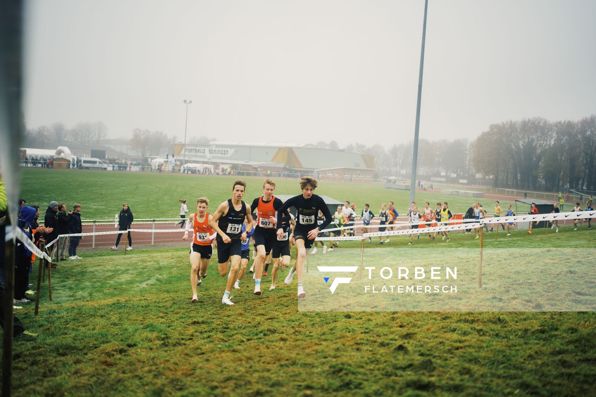 Lenny Fred Riebe (WE/ LG Olympia Dortmund), David Scheller (BY/ LG Main-Spessart), Jonas Patri (NO/ Aachener TG), Tobias Tent (BY/ LG Stadtwerke Muenchen) am 26.11.2022 waehrend den deutschen Crosslauf-Meisterschaften auf Sportanlage an der Ringstrasse in Loeningen