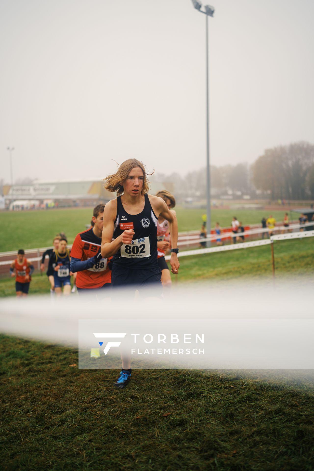 Magnus Poelkner (SN/ SC DHfK Leipzig e.V.) am 26.11.2022  waehrend den deutschen Crosslauf-Meisterschaften auf Sportanlage an der Ringstrasse in Loeningen