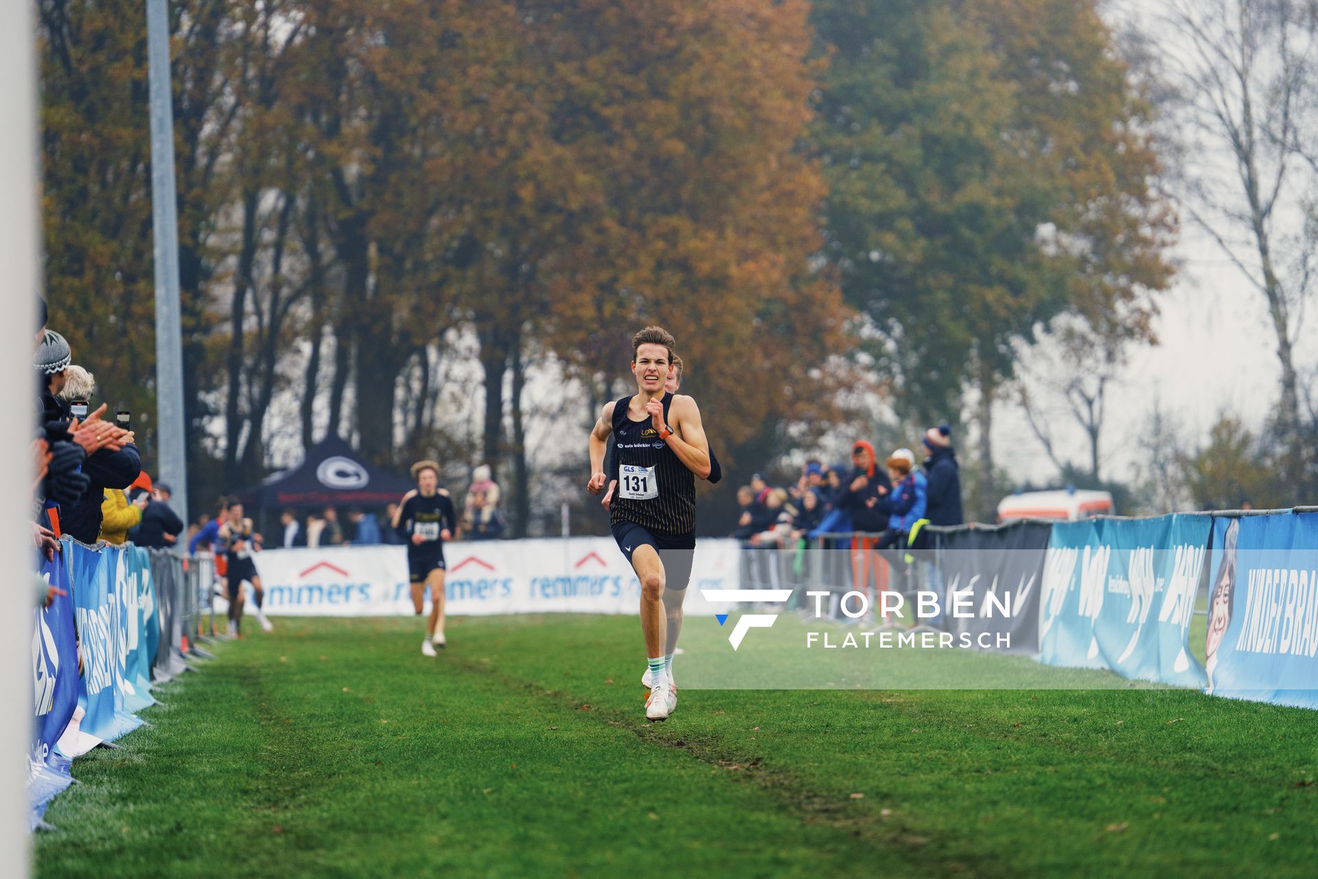 David Scheller (BY/ LG Main-Spessart) am 26.11.2022  waehrend den deutschen Crosslauf-Meisterschaften auf Sportanlage an der Ringstrasse in Loeningen