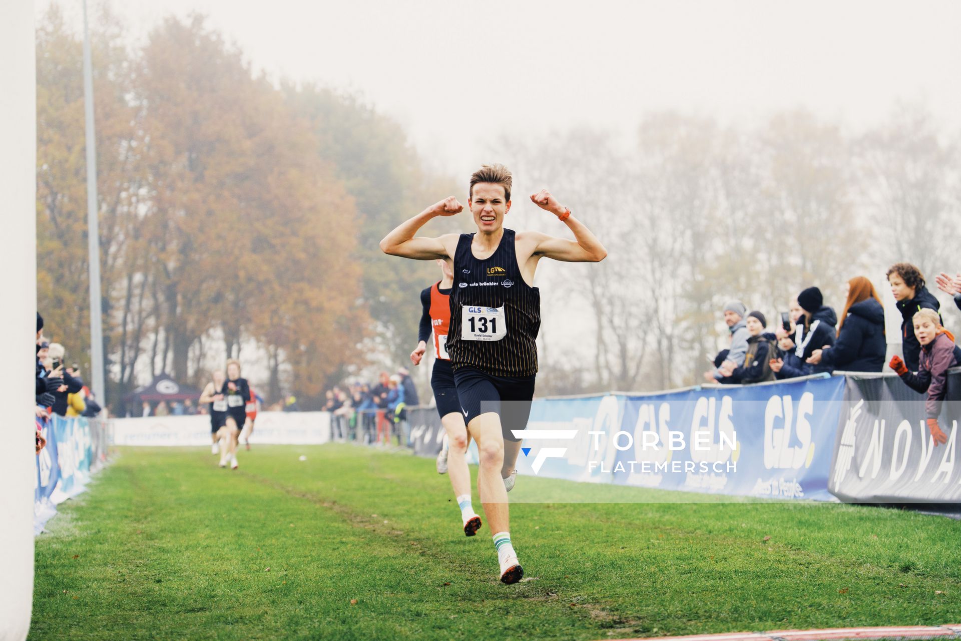David Scheller (BY/ LG Main-Spessart) gewinnt in der maennlichen Jugend U18 am 26.11.2022 waehrend den deutschen Crosslauf-Meisterschaften auf Sportanlage an der Ringstrasse in Loeningen
