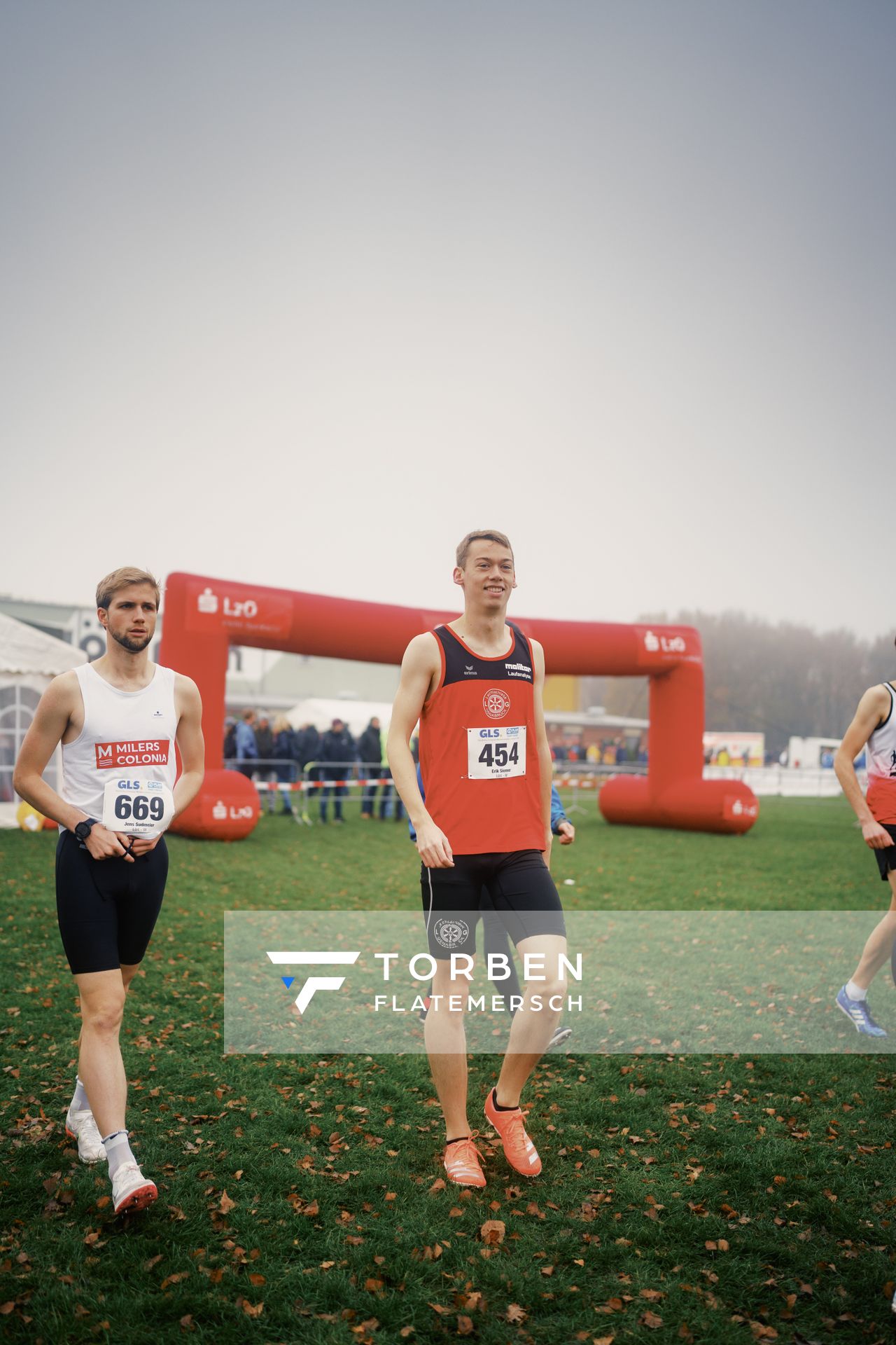 Erik Siemer (LG Osnabrueck) am 26.11.2022  waehrend den deutschen Crosslauf-Meisterschaften auf Sportanlage an der Ringstrasse in Loeningen