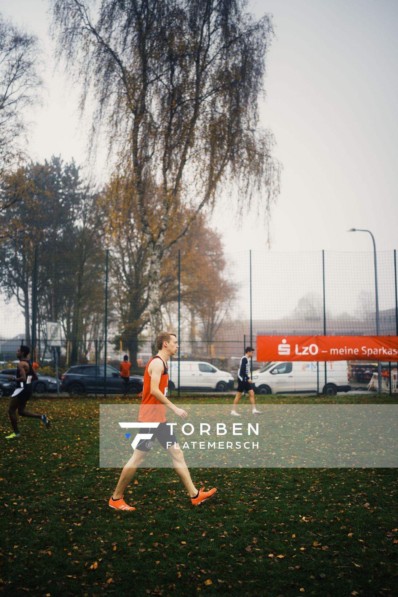 Erik Siemer (LG Osnabrueck) am 26.11.2022  waehrend den deutschen Crosslauf-Meisterschaften auf Sportanlage an der Ringstrasse in Loeningen