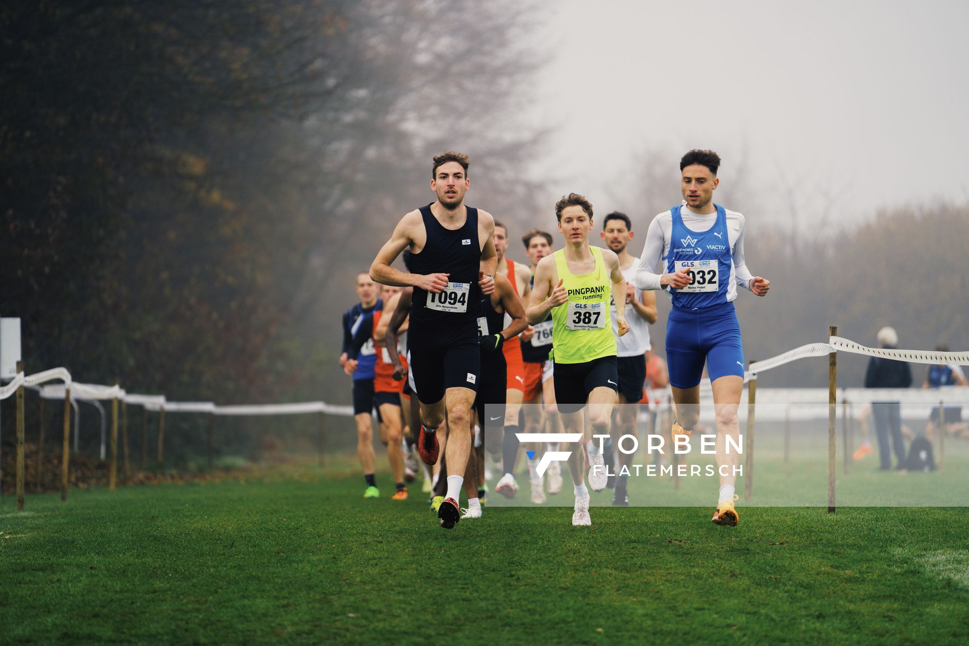 Jens Mergenthaler (Wue/ SV Winnenden), Maximilian Pingpank (NI/ Hannover Athletics), Marius Probst (WE/ TV Wattenscheid 01) am 26.11.2022  waehrend den deutschen Crosslauf-Meisterschaften auf Sportanlage an der Ringstrasse in Loeningen