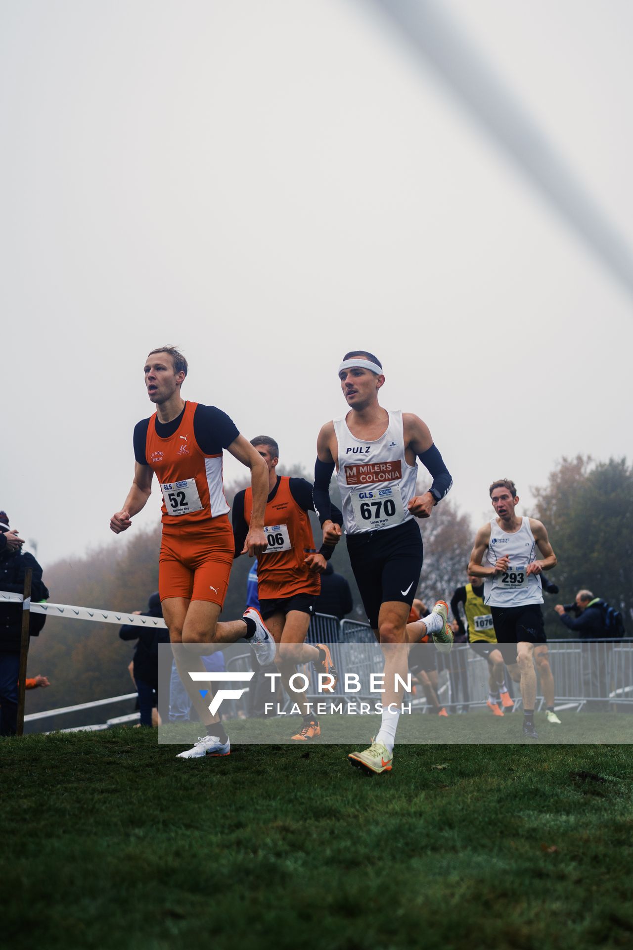 Alexander Bley (BE/ LG Nord Berlin), Lucas Worth (NO/ Milers Colonia 2020) am 26.11.2022 waehrend den deutschen Crosslauf-Meisterschaften auf Sportanlage an der Ringstrasse in Loeningen