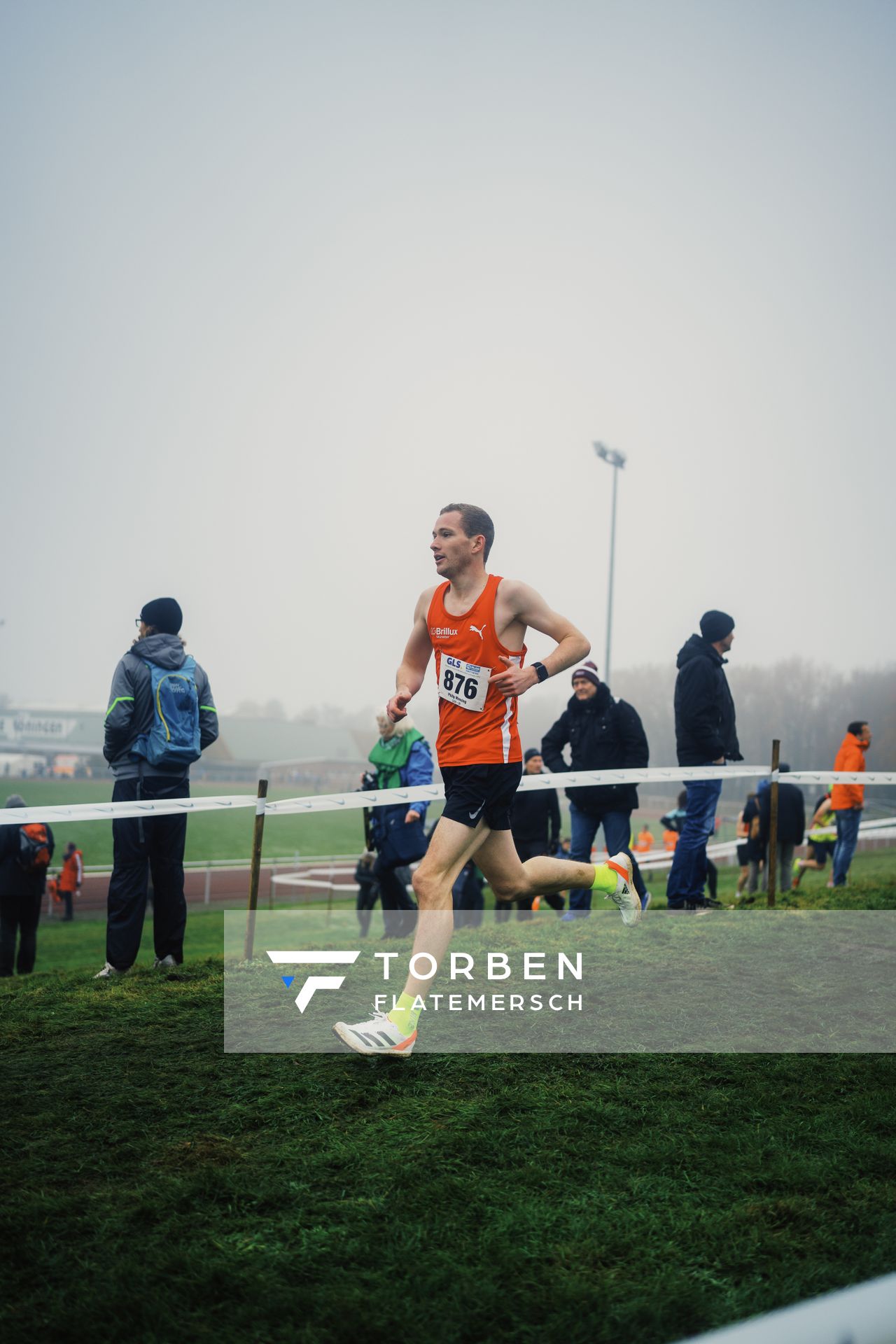Philip Mensing (WE/ LG Brillux Muenster) am 26.11.2022  waehrend den deutschen Crosslauf-Meisterschaften auf Sportanlage an der Ringstrasse in Loeningen
