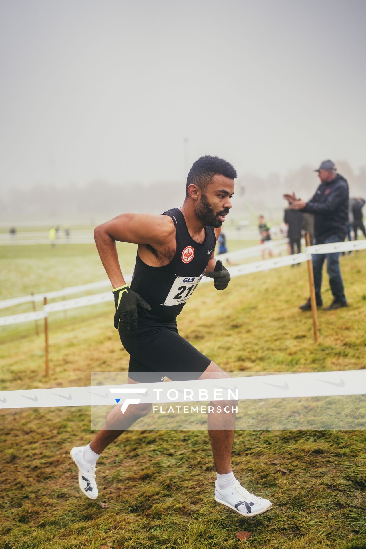 Yannik Gerland (HE/ Eintracht Frankfurt e.V.) am 26.11.2022 waehrend den deutschen Crosslauf-Meisterschaften auf Sportanlage an der Ringstrasse in Loeningen