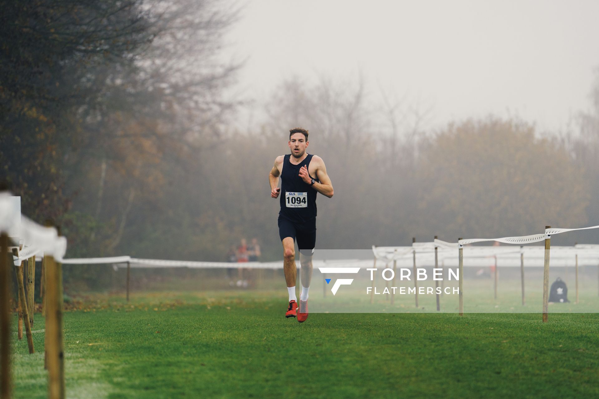 Jens Mergenthaler (Wue/ SV Winnenden) gewinnt die Mittelstrecke am 26.11.2022  waehrend den deutschen Crosslauf-Meisterschaften auf Sportanlage an der Ringstrasse in Loeningen