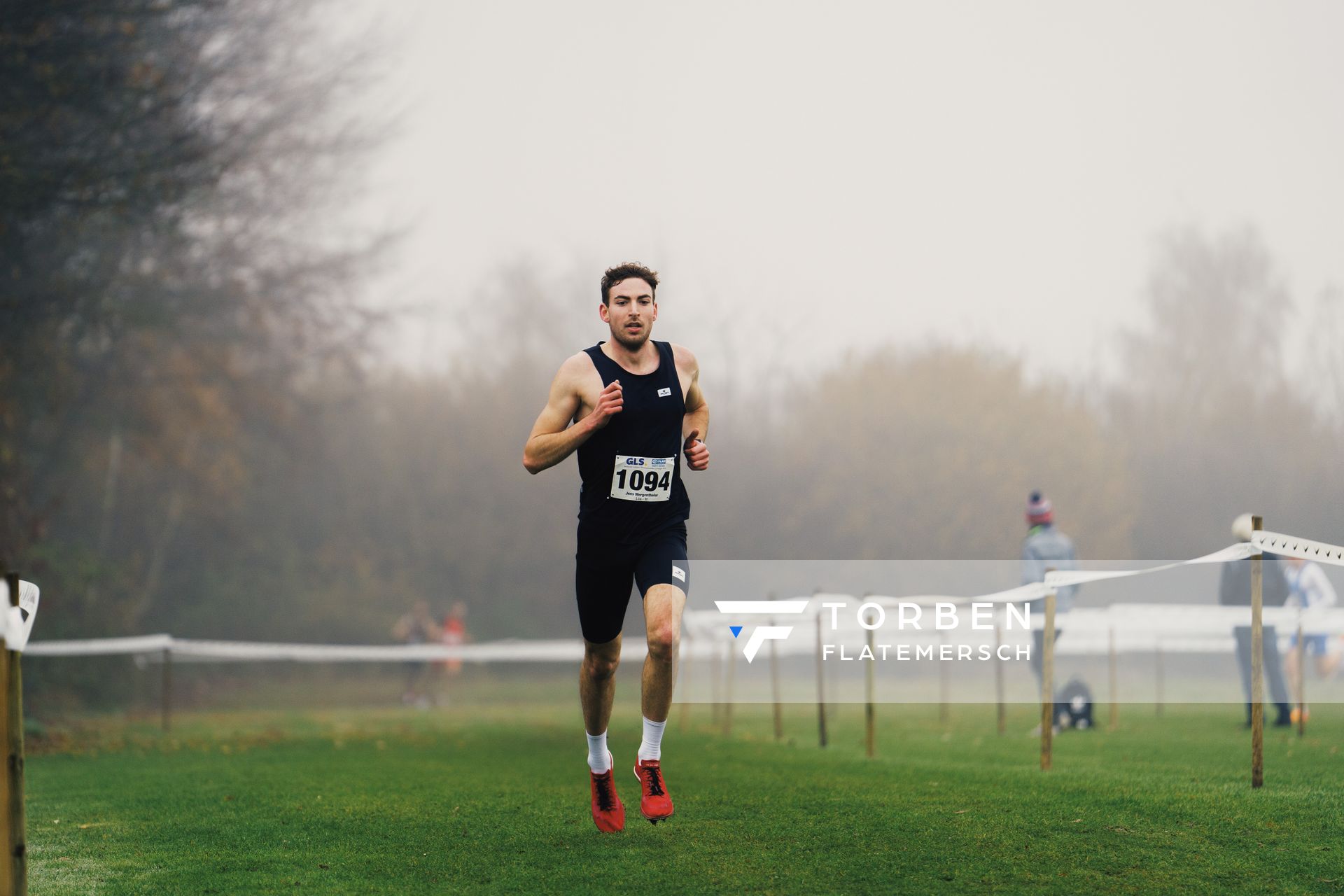 Jens Mergenthaler (Wue/ SV Winnenden) gewinnt die Mittelstrecke am 26.11.2022 waehrend den deutschen Crosslauf-Meisterschaften auf Sportanlage an der Ringstrasse in Loeningen