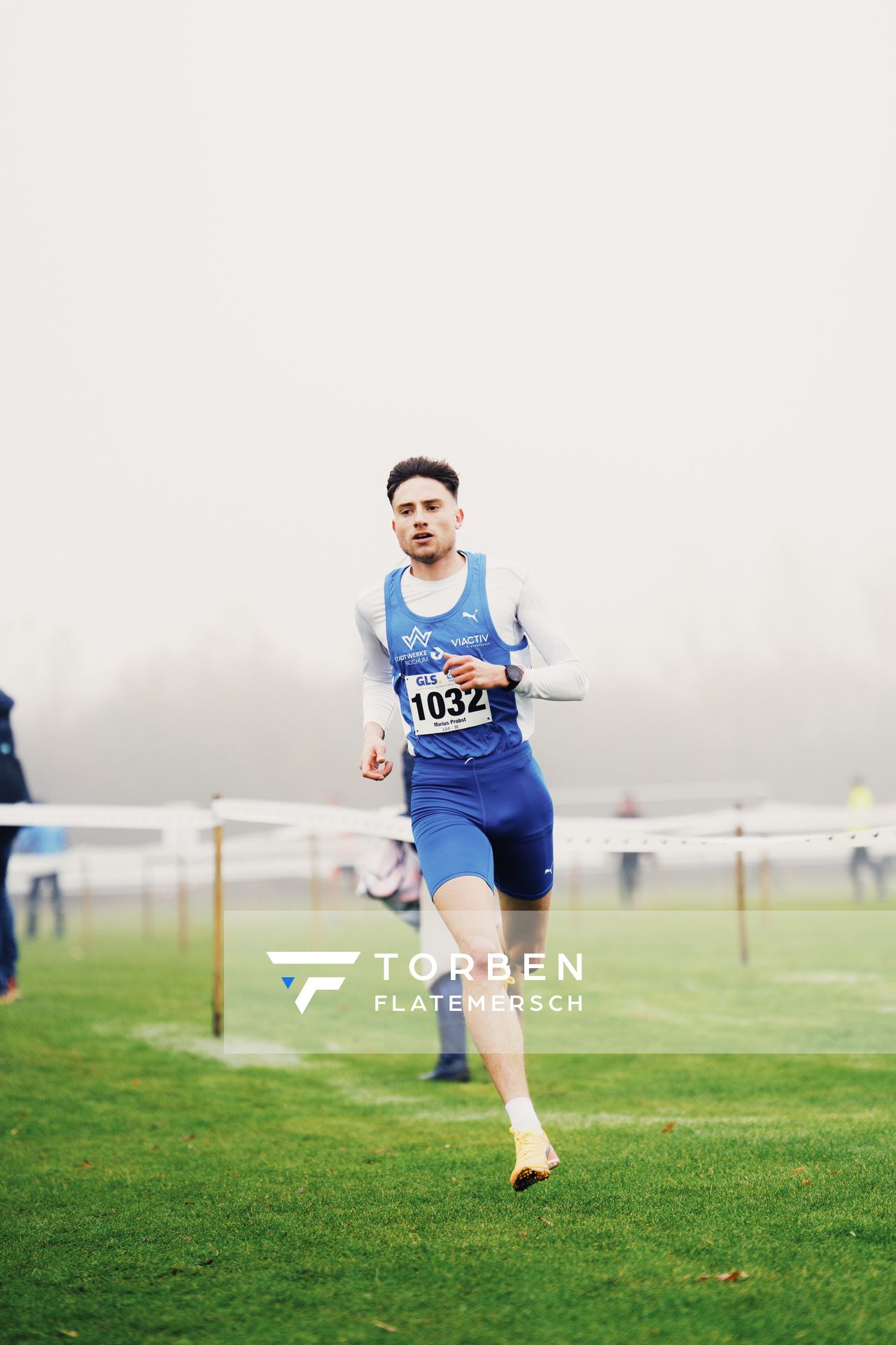 Marius Probst (TV Wattenscheid 01) am 26.11.2022 waehrend den deutschen Crosslauf-Meisterschaften auf Sportanlage an der Ringstrasse in Loeningen