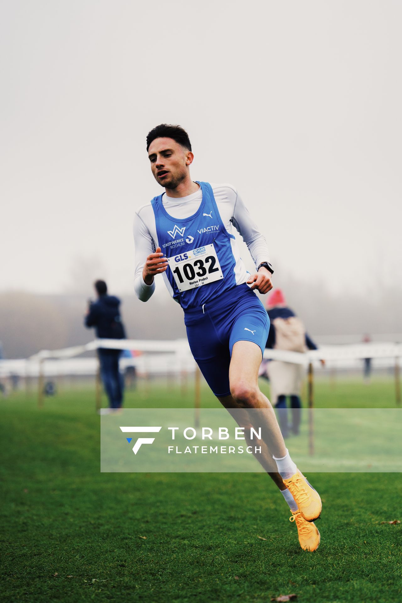 Marius Probst (TV Wattenscheid 01) am 26.11.2022  waehrend den deutschen Crosslauf-Meisterschaften auf Sportanlage an der Ringstrasse in Loeningen