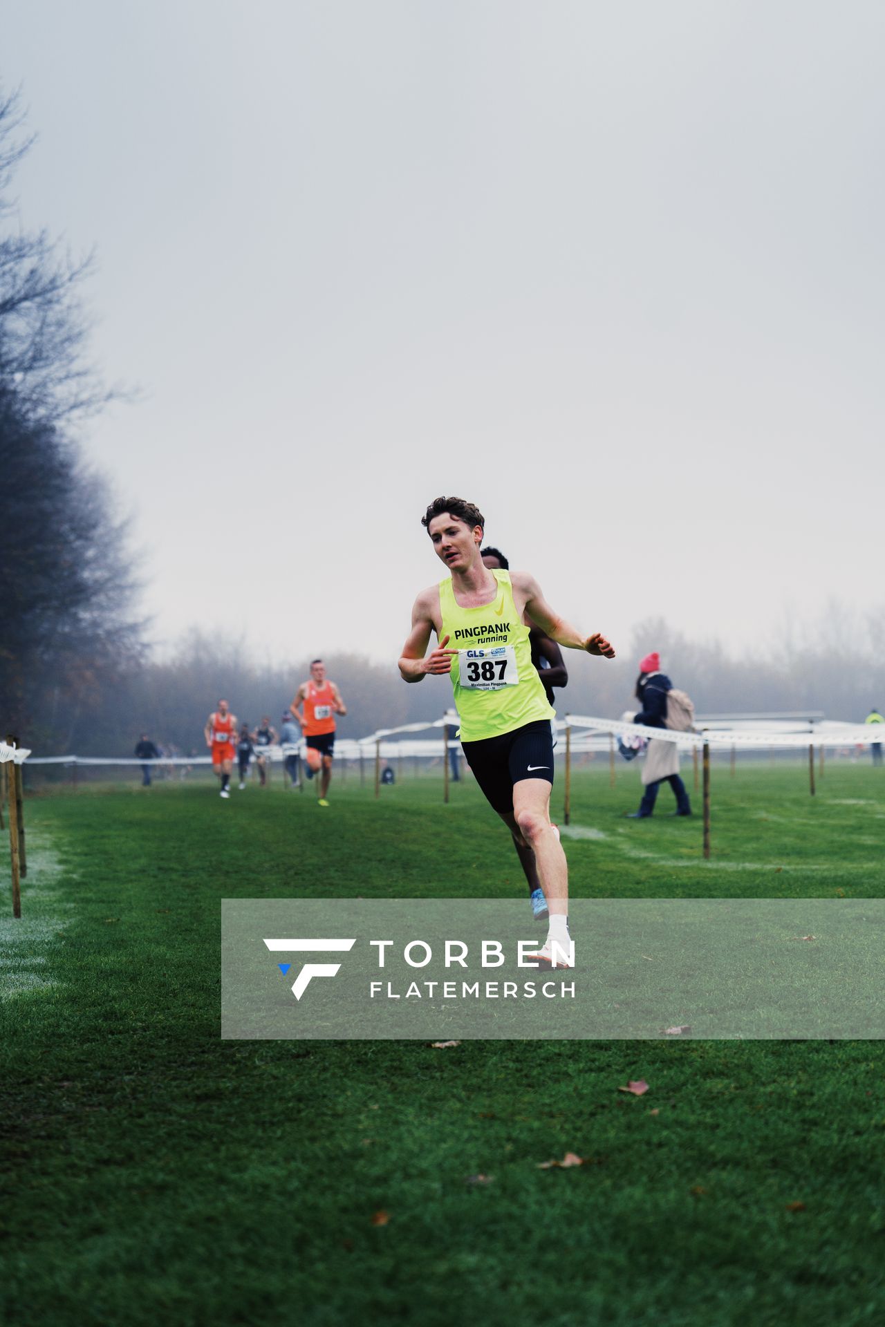 Maximilian Pingpank (NI/ Hannover Athletics) am 26.11.2022  waehrend den deutschen Crosslauf-Meisterschaften auf Sportanlage an der Ringstrasse in Loeningen