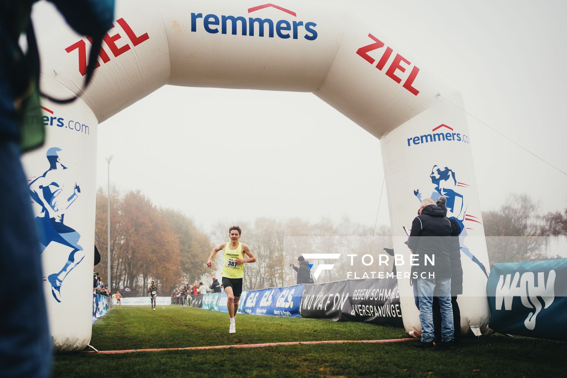 Maximilian Pingpank (NI/ Hannover Athletics) am 26.11.2022  waehrend den deutschen Crosslauf-Meisterschaften auf Sportanlage an der Ringstrasse in Loeningen