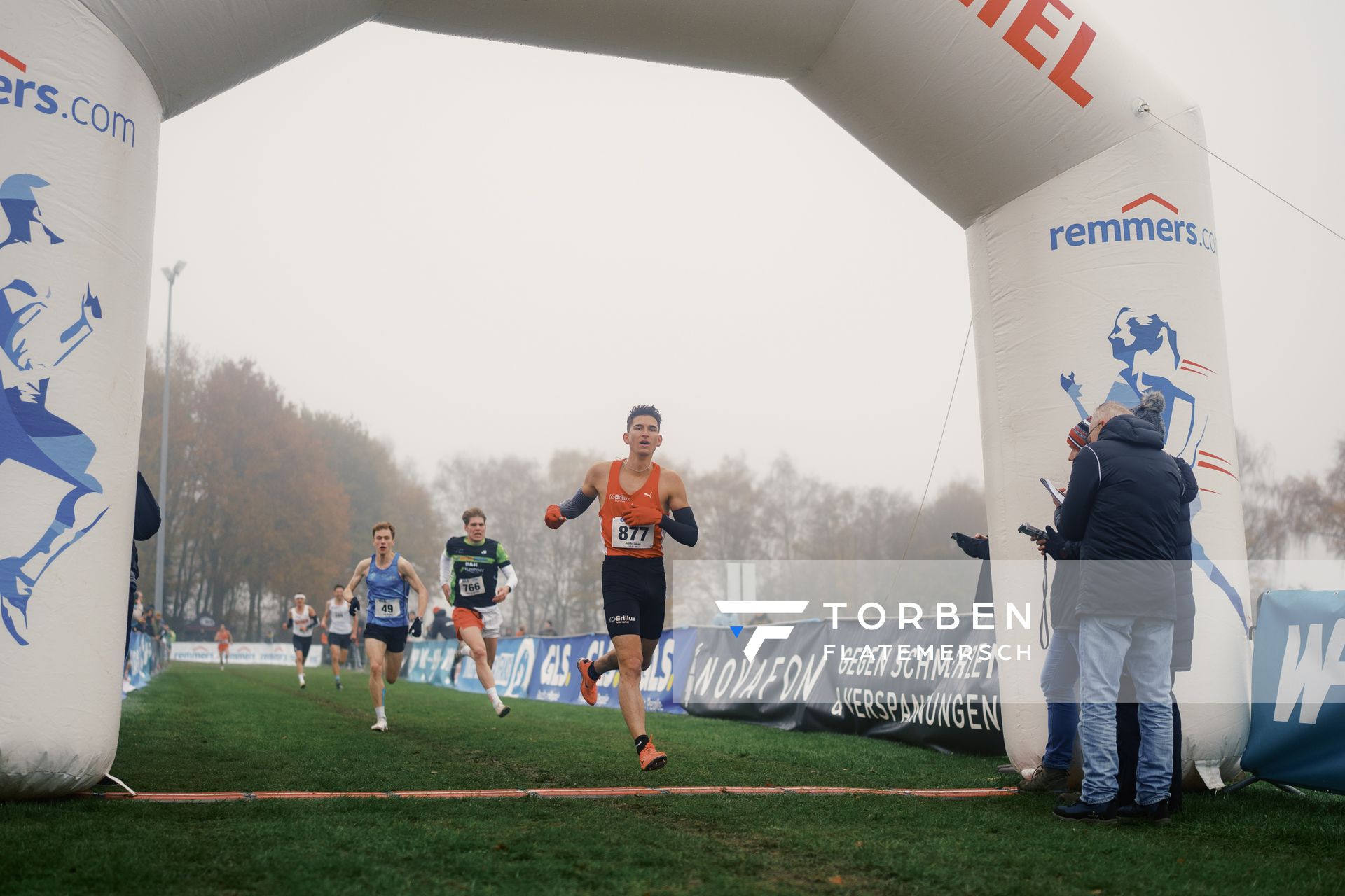 Justin Lukas (WE/ LG Brillux Muenster) am 26.11.2022 waehrend den deutschen Crosslauf-Meisterschaften auf Sportanlage an der Ringstrasse in Loeningen