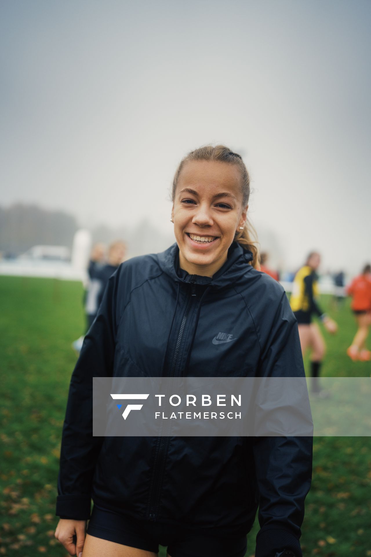 Sophie Hinrichs (NI/ VfL Loeningen) am 26.11.2022  waehrend den deutschen Crosslauf-Meisterschaften auf Sportanlage an der Ringstrasse in Loeningen