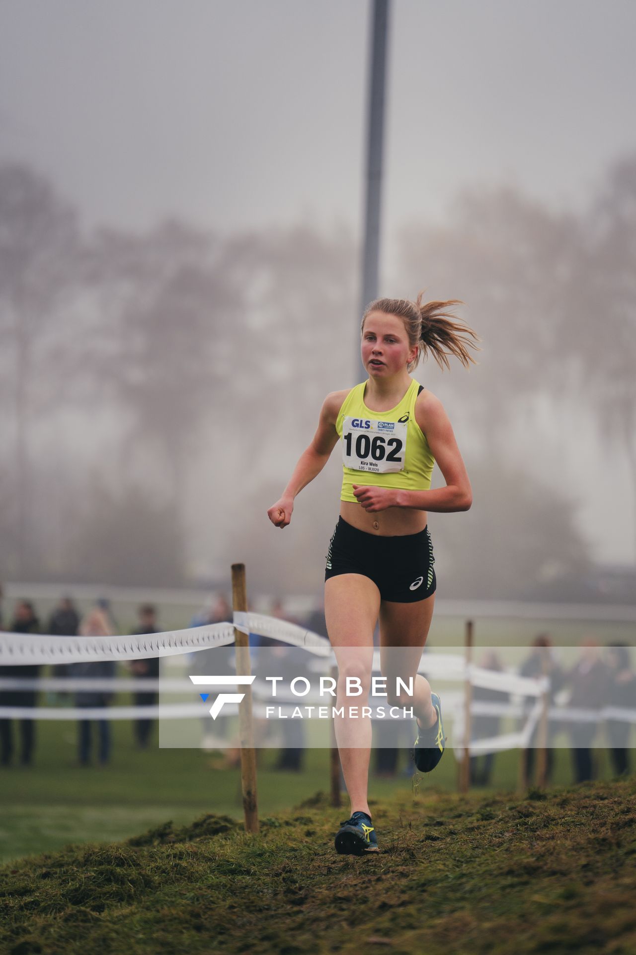 Kira Weis (KSG Gerlingen) am 26.11.2022 waehrend den deutschen Crosslauf-Meisterschaften auf Sportanlage an der Ringstrasse in Loeningen