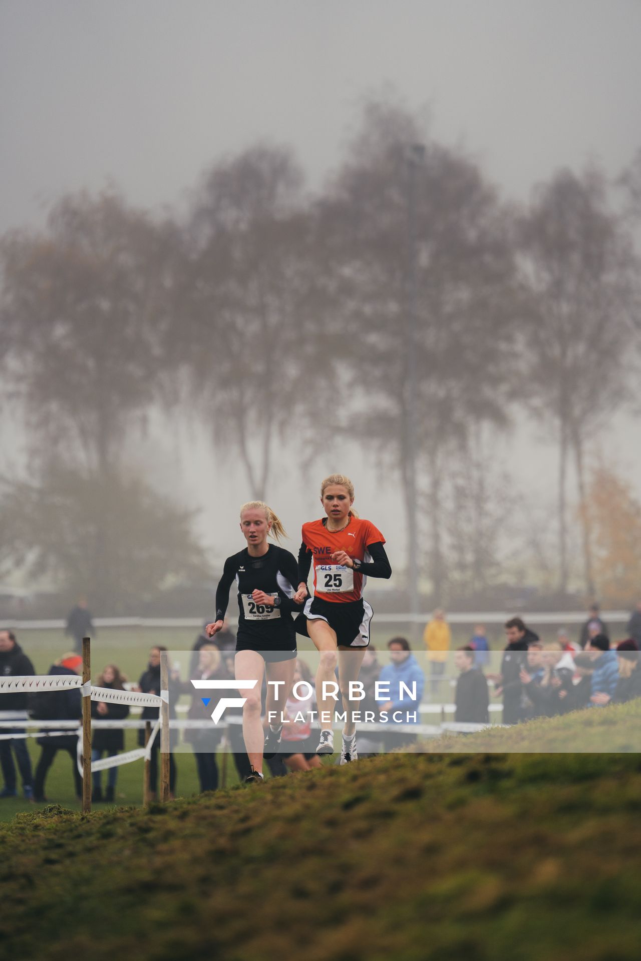 Carolina Schaefer (HE/ TG Schwalbach), Lisa Merkel (BA/ LG Region Karlsruhe) am 26.11.2022  waehrend den deutschen Crosslauf-Meisterschaften auf Sportanlage an der Ringstrasse in Loeningen