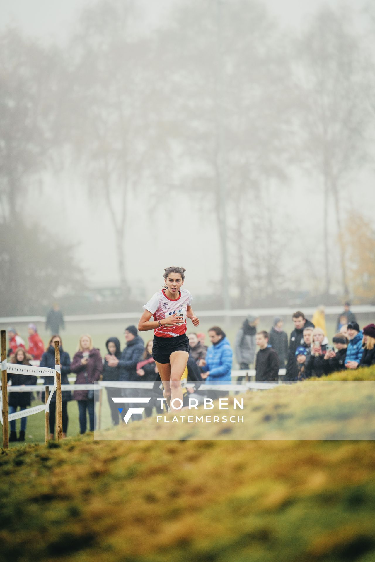 Sofia Benfares (LC Rehlingen) am 26.11.2022  waehrend den deutschen Crosslauf-Meisterschaften auf Sportanlage an der Ringstrasse in Loeningen