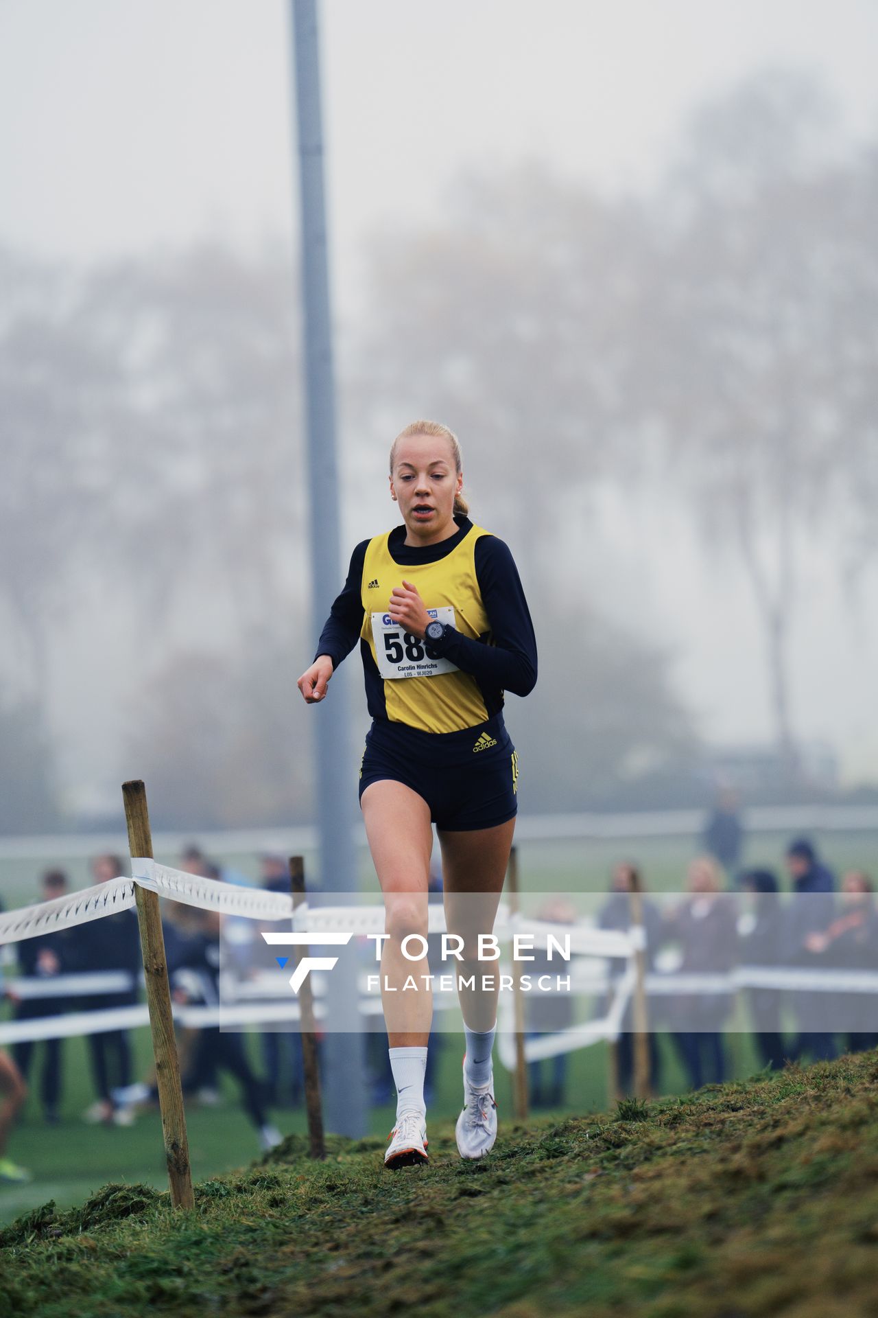 Carolin Hinrichs (NI/ VfL Loeningen) am 26.11.2022  waehrend den deutschen Crosslauf-Meisterschaften auf Sportanlage an der Ringstrasse in Loeningen