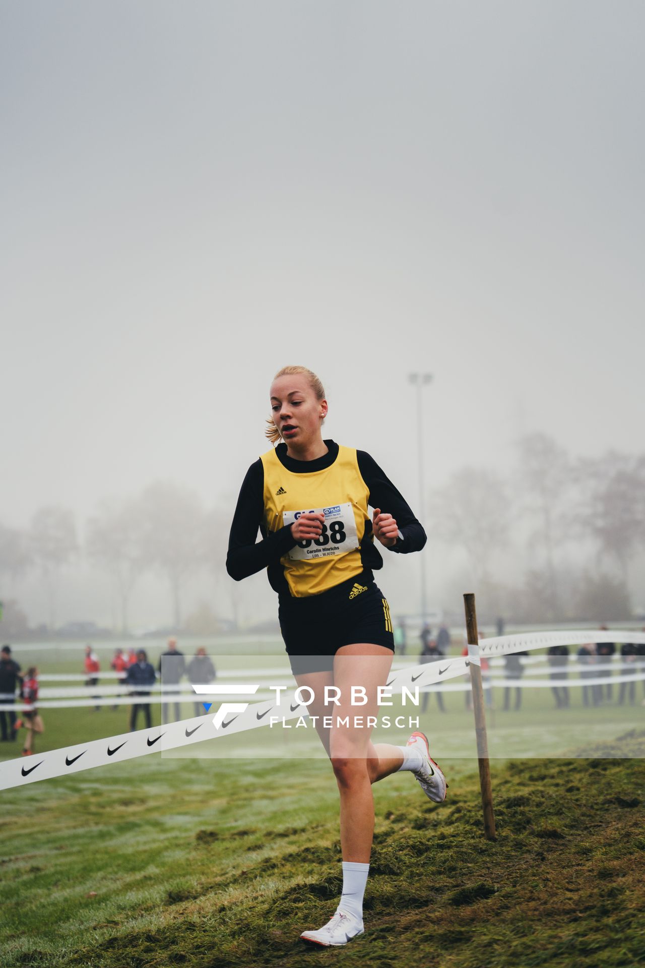 Carolin Hinrichs (NI/ VfL Loeningen) am 26.11.2022  waehrend den deutschen Crosslauf-Meisterschaften auf Sportanlage an der Ringstrasse in Loeningen