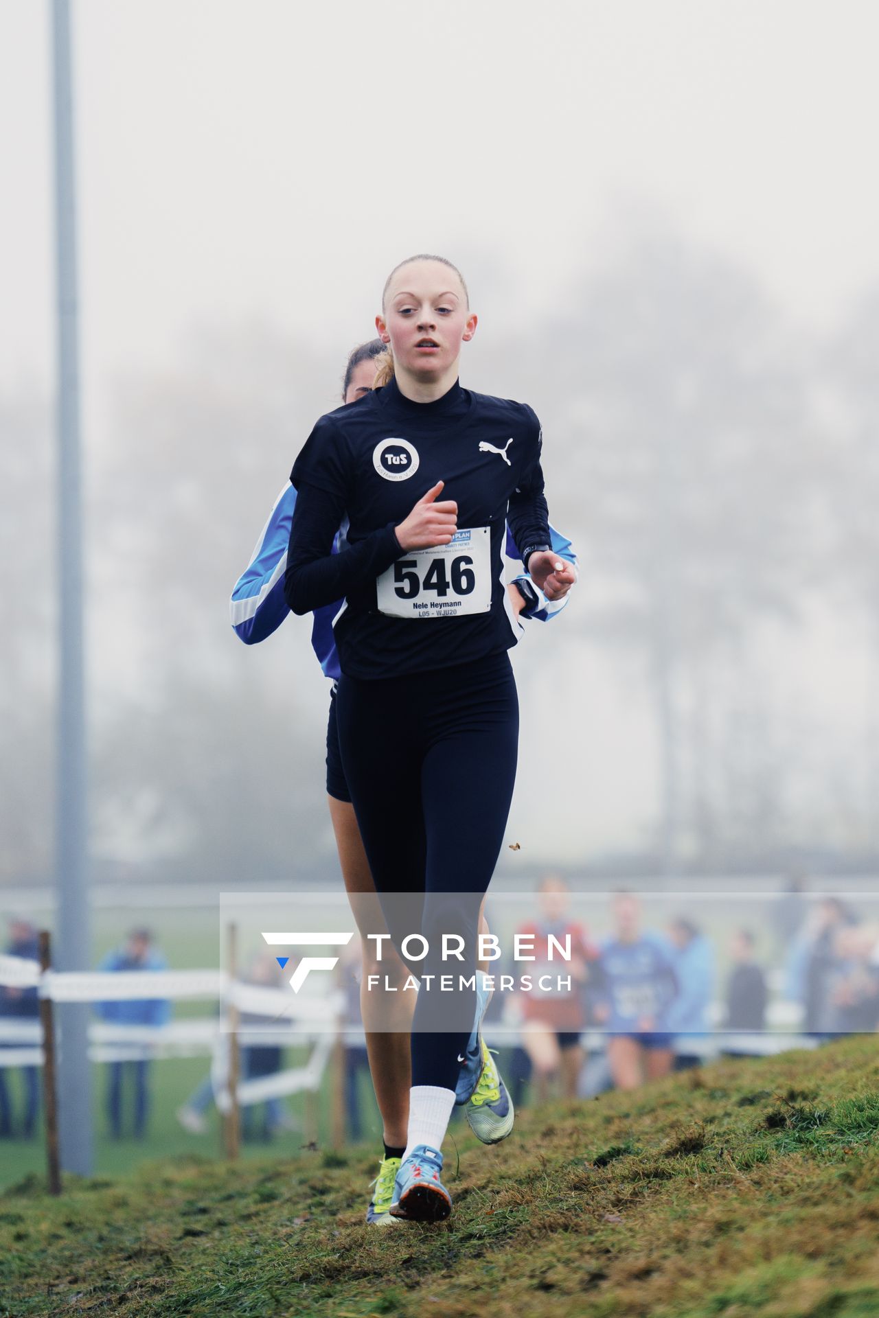 Nele Heymann (NI/ TuS Haren) am 26.11.2022  waehrend den deutschen Crosslauf-Meisterschaften auf Sportanlage an der Ringstrasse in Loeningen