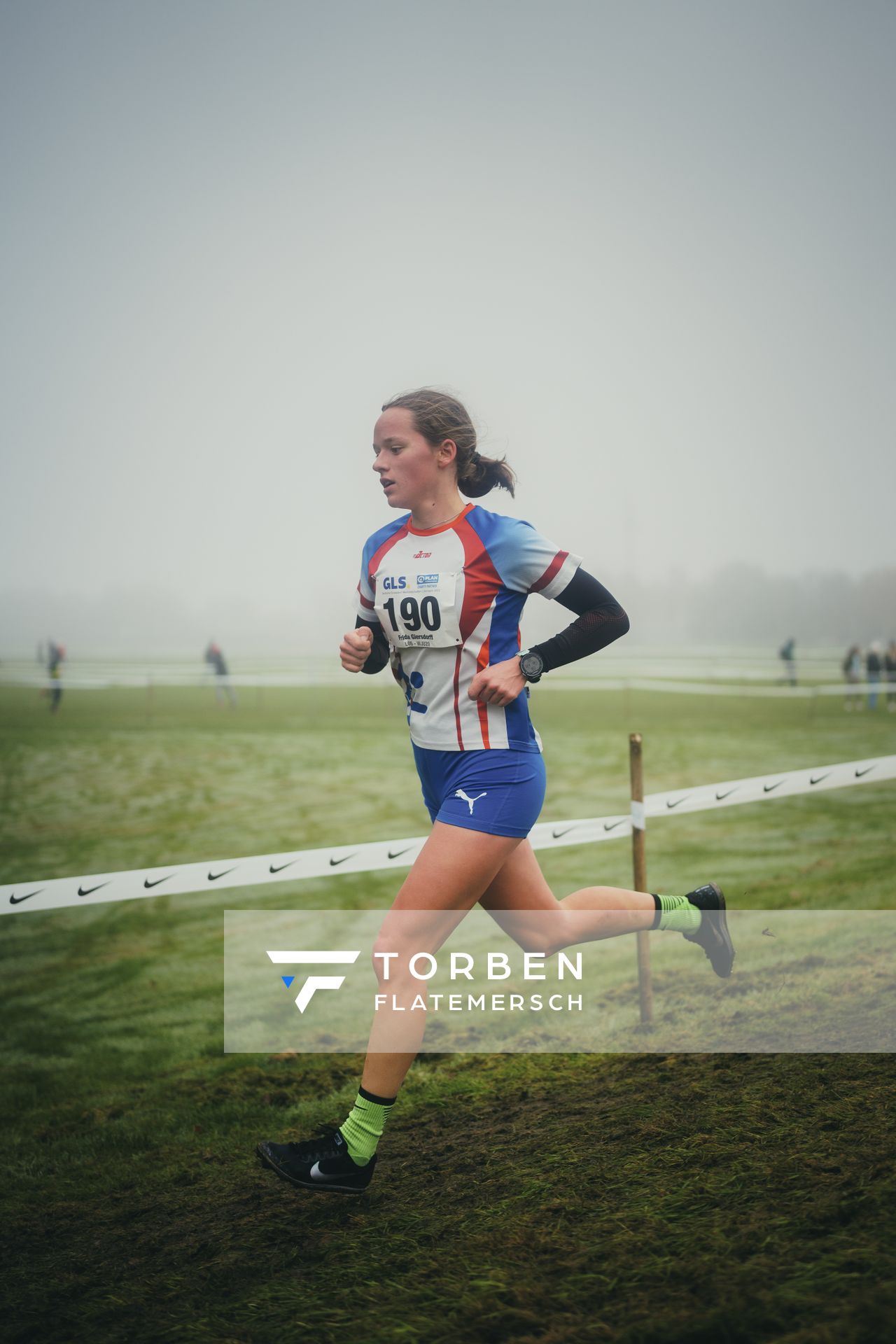 Frida Giersdorff (BY/ TSV Jahn Freising) am 26.11.2022  waehrend den deutschen Crosslauf-Meisterschaften auf Sportanlage an der Ringstrasse in Loeningen