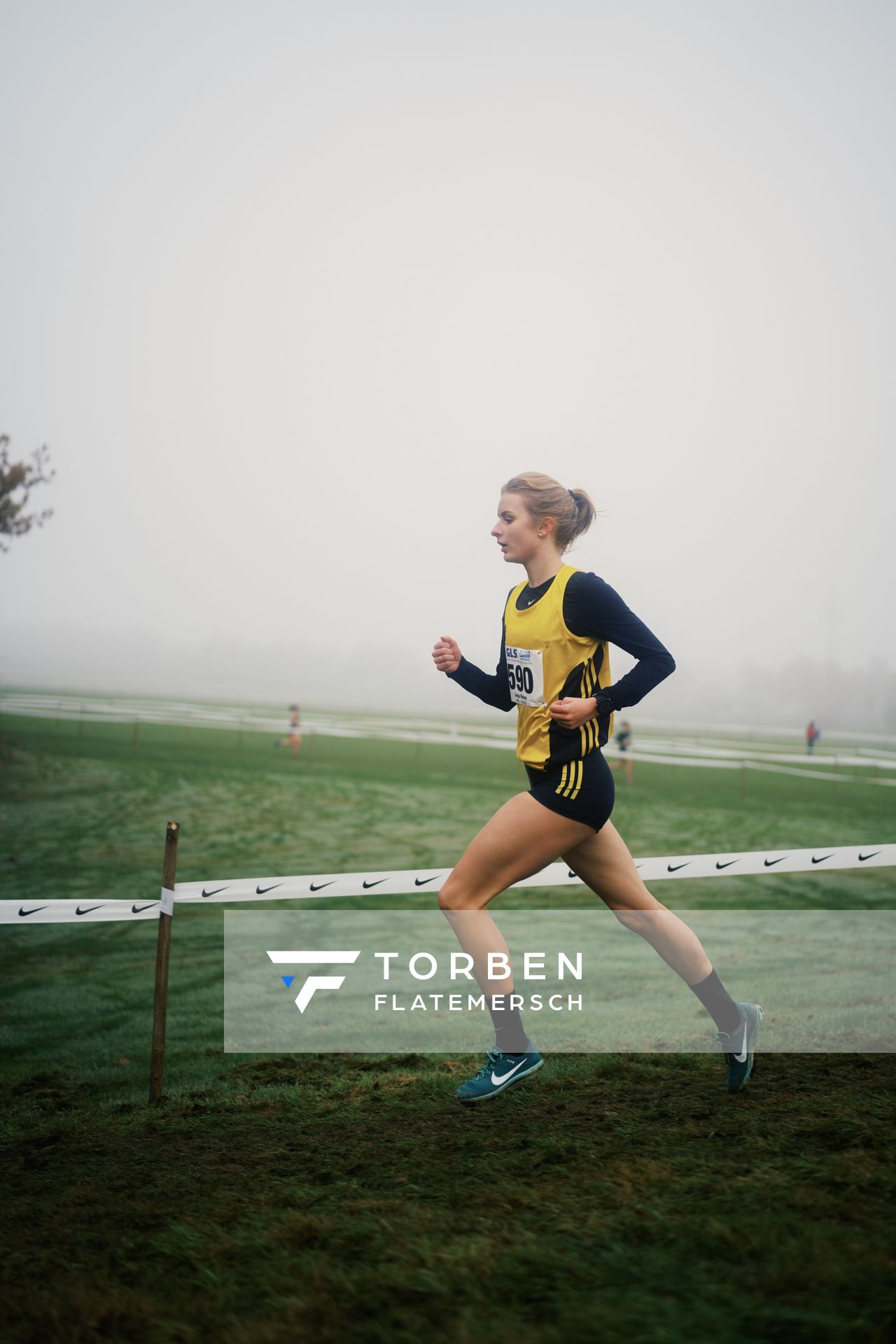 Sonja Richter (NI/ VfL Loeningen) am 26.11.2022 waehrend den deutschen Crosslauf-Meisterschaften auf Sportanlage an der Ringstrasse in Loeningen
