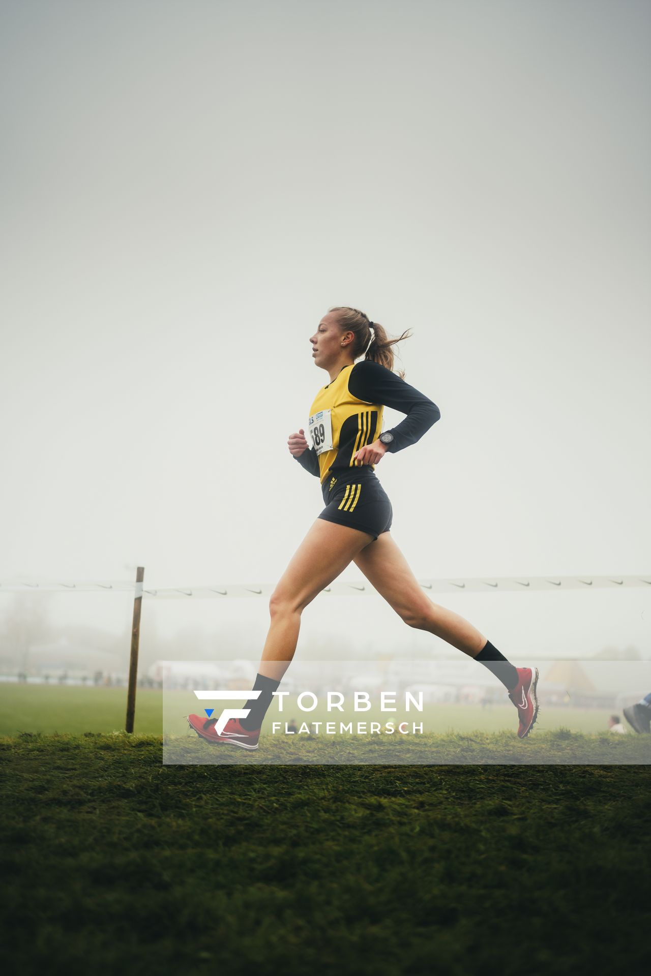 Sophie Hinrichs (VfL Loeningen) am 26.11.2022  waehrend den deutschen Crosslauf-Meisterschaften auf Sportanlage an der Ringstrasse in Loeningen