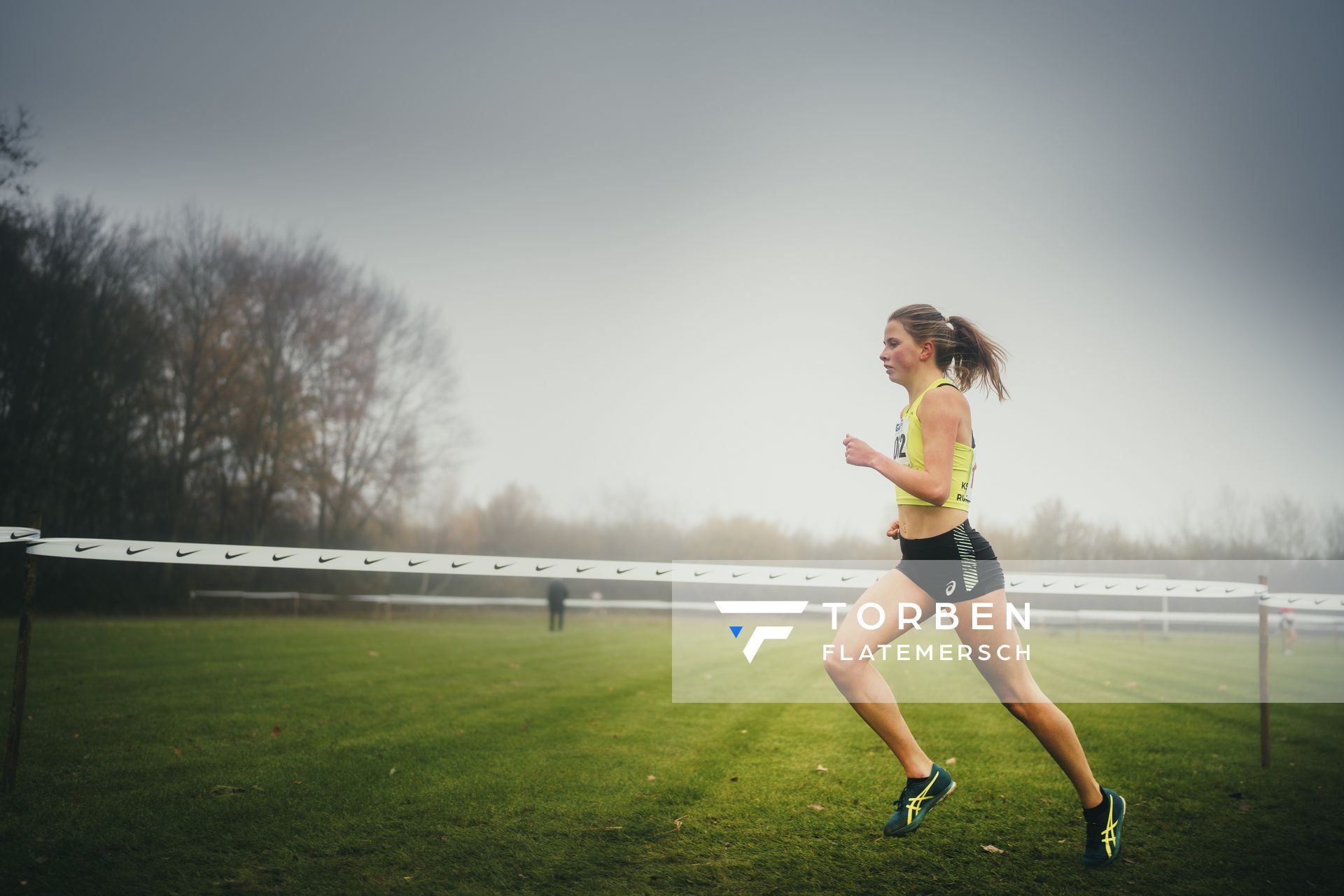 Kira Weis (Wue/ KSG Gerlingen) am 26.11.2022  waehrend den deutschen Crosslauf-Meisterschaften auf Sportanlage an der Ringstrasse in Loeningen