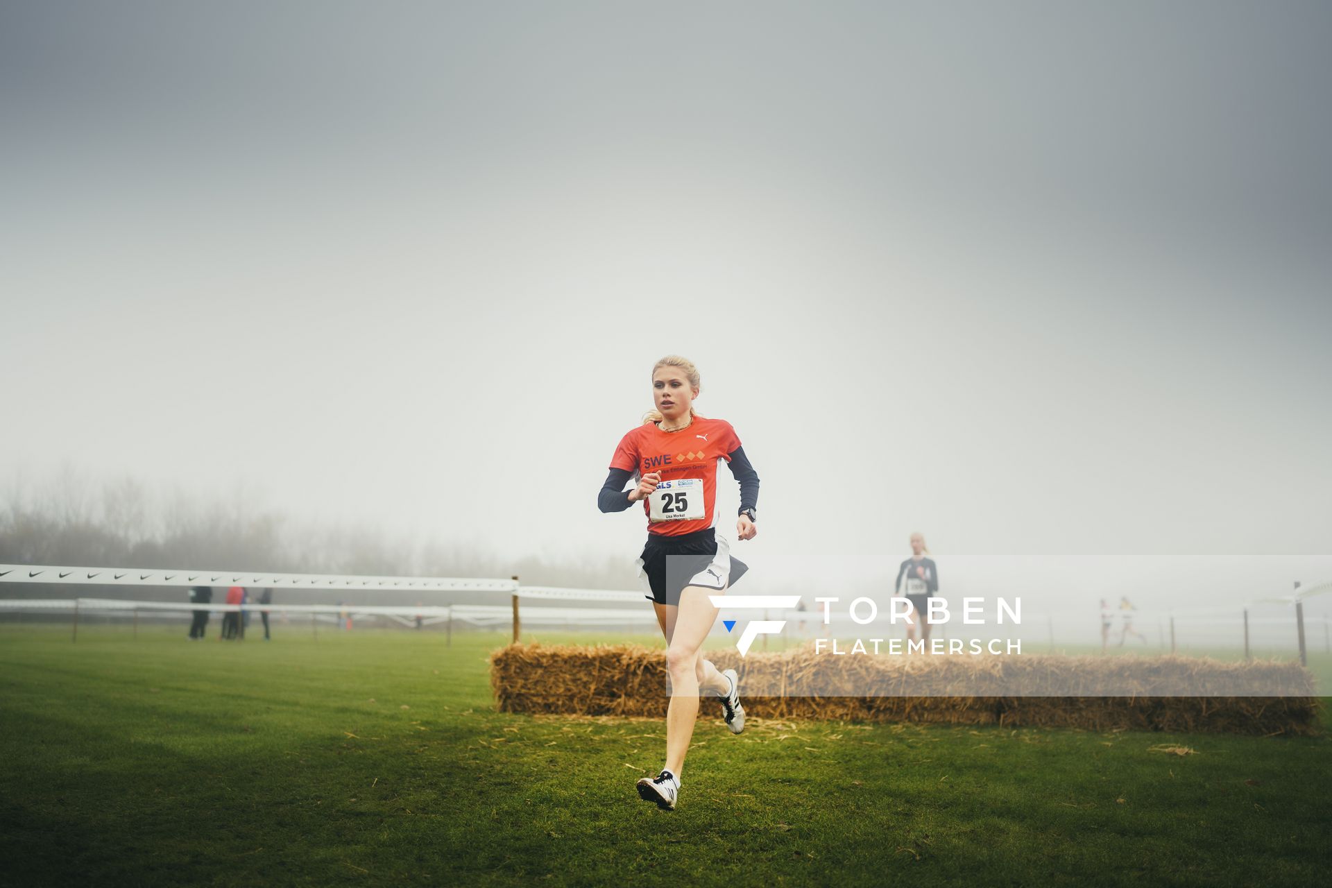 Lisa Merkel (BA/ LG Region Karlsruhe) am 26.11.2022  waehrend den deutschen Crosslauf-Meisterschaften auf Sportanlage an der Ringstrasse in Loeningen