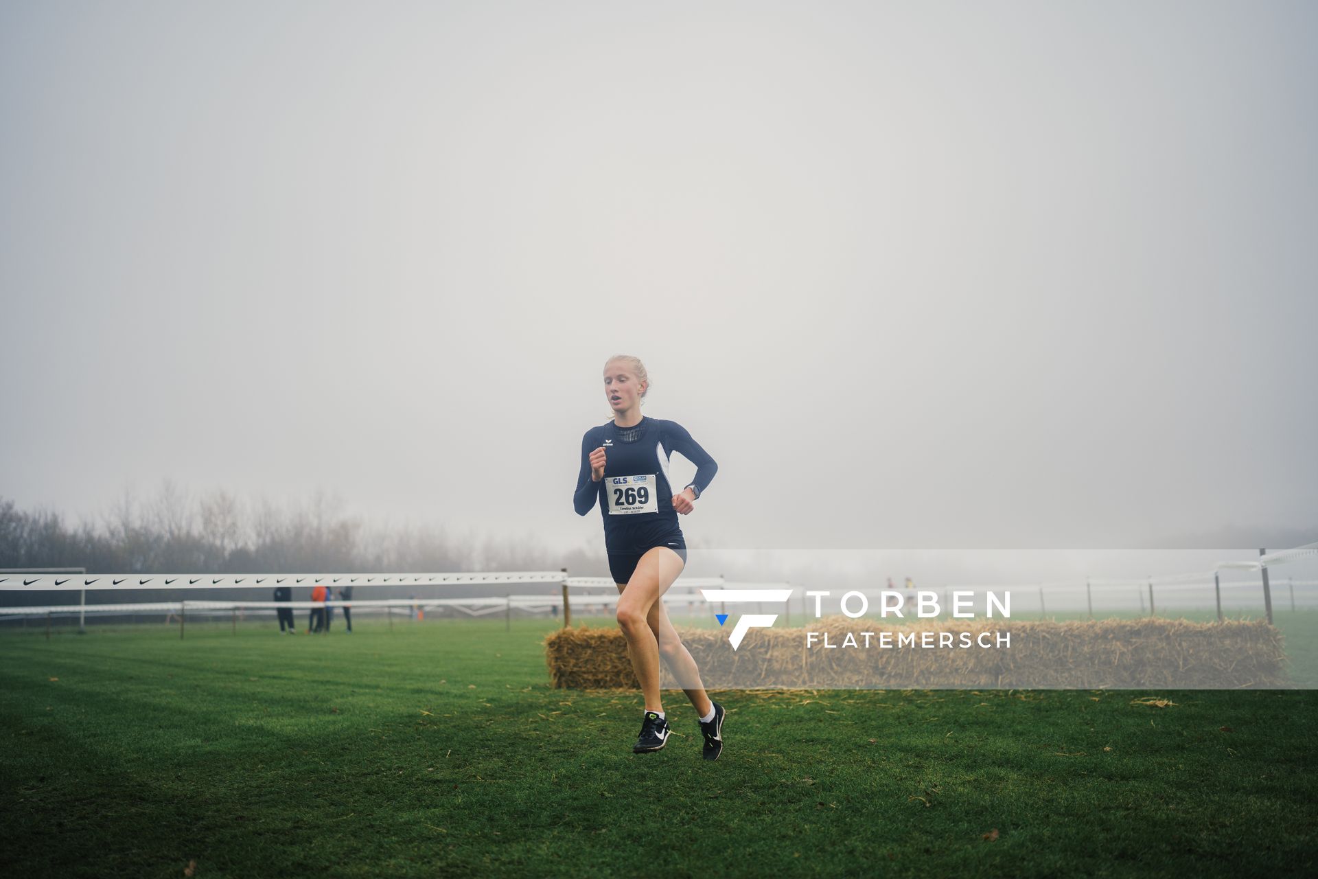 Carolina Schaefer (HE/ TG Schwalbach) am 26.11.2022 waehrend den deutschen Crosslauf-Meisterschaften auf Sportanlage an der Ringstrasse in Loeningen