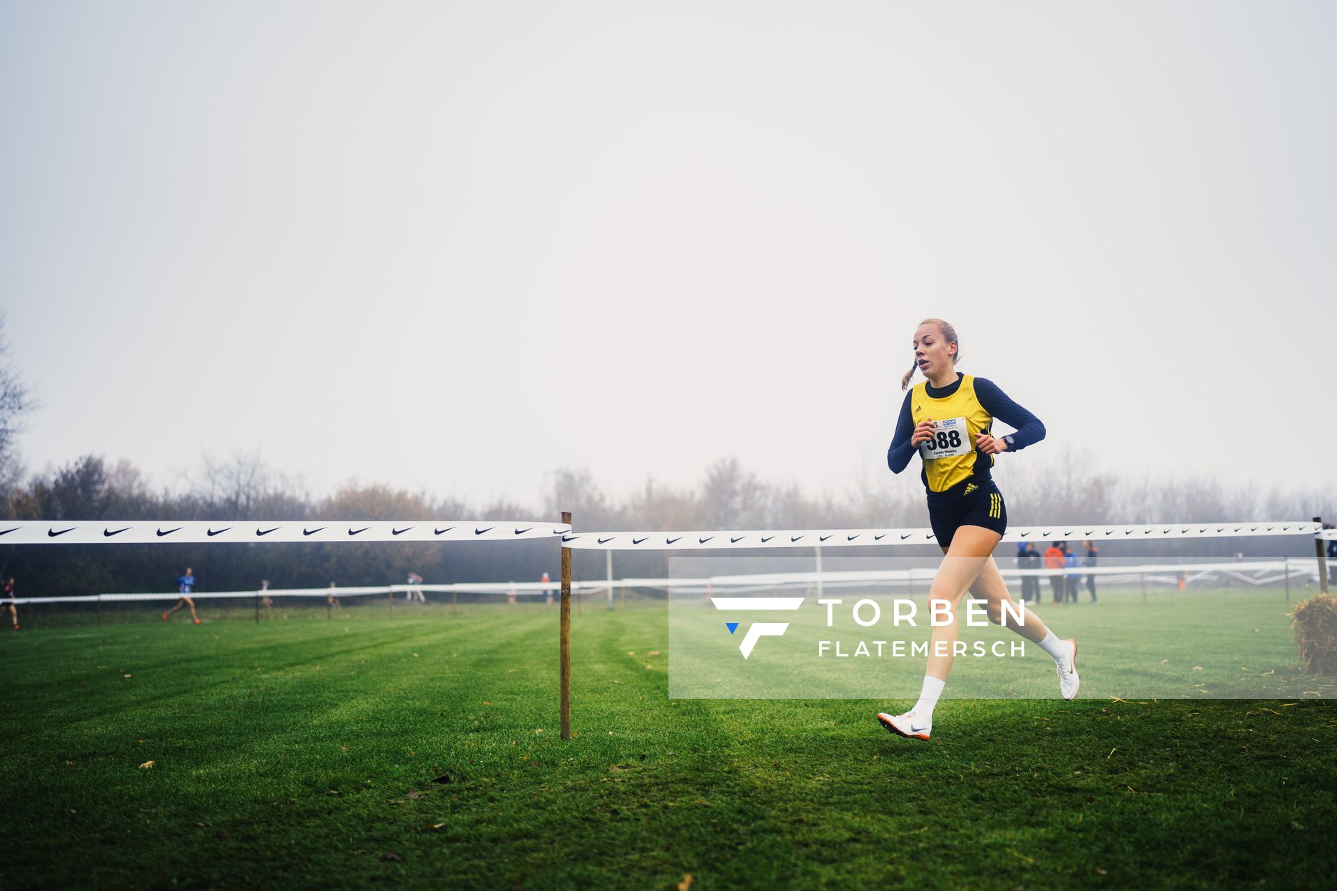 Carolin Hinrichs (NI/ VfL Loeningen) am 26.11.2022 waehrend den deutschen Crosslauf-Meisterschaften auf Sportanlage an der Ringstrasse in Loeningen