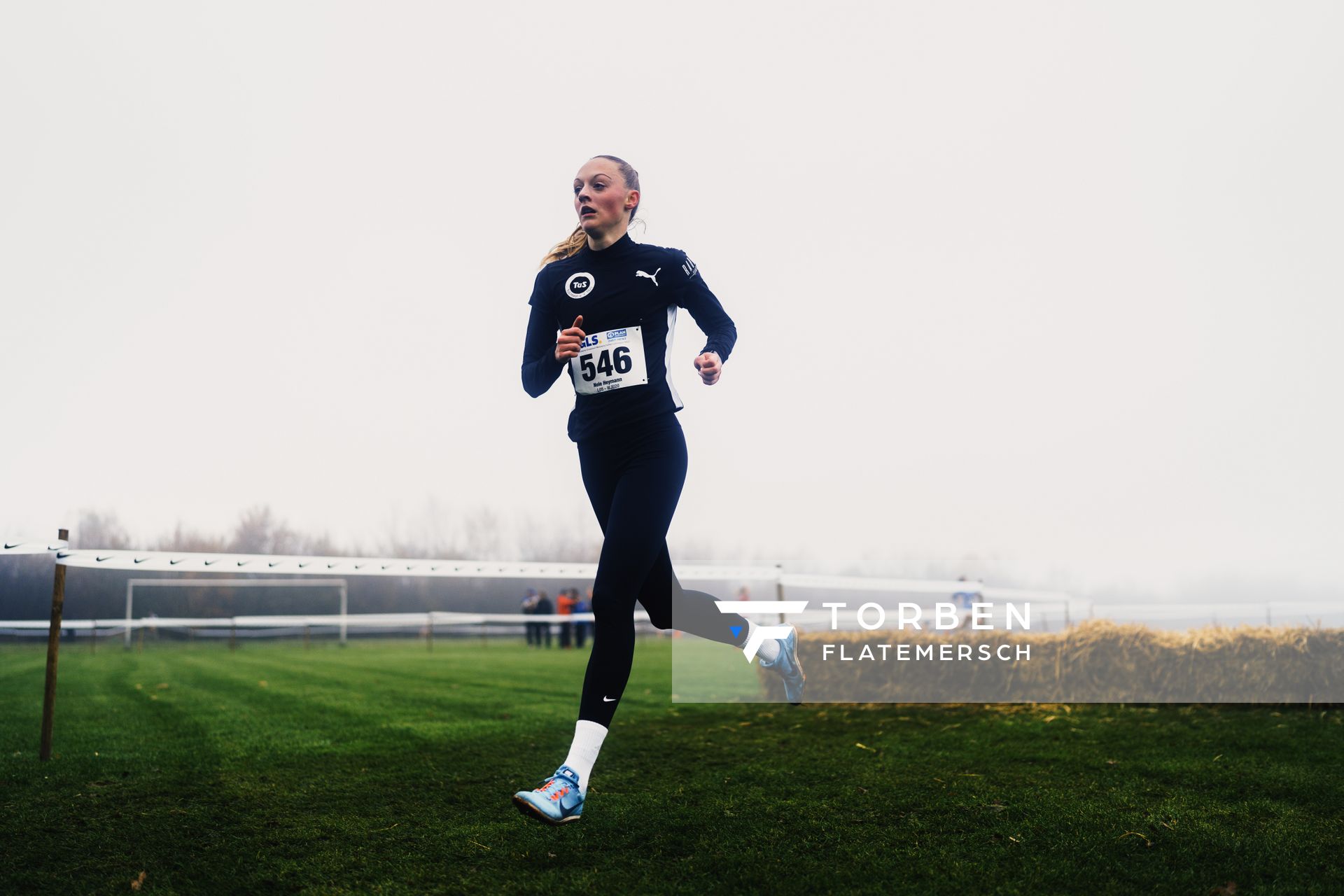 Nele Heymann (NI/ TuS Haren) am 26.11.2022  waehrend den deutschen Crosslauf-Meisterschaften auf Sportanlage an der Ringstrasse in Loeningen
