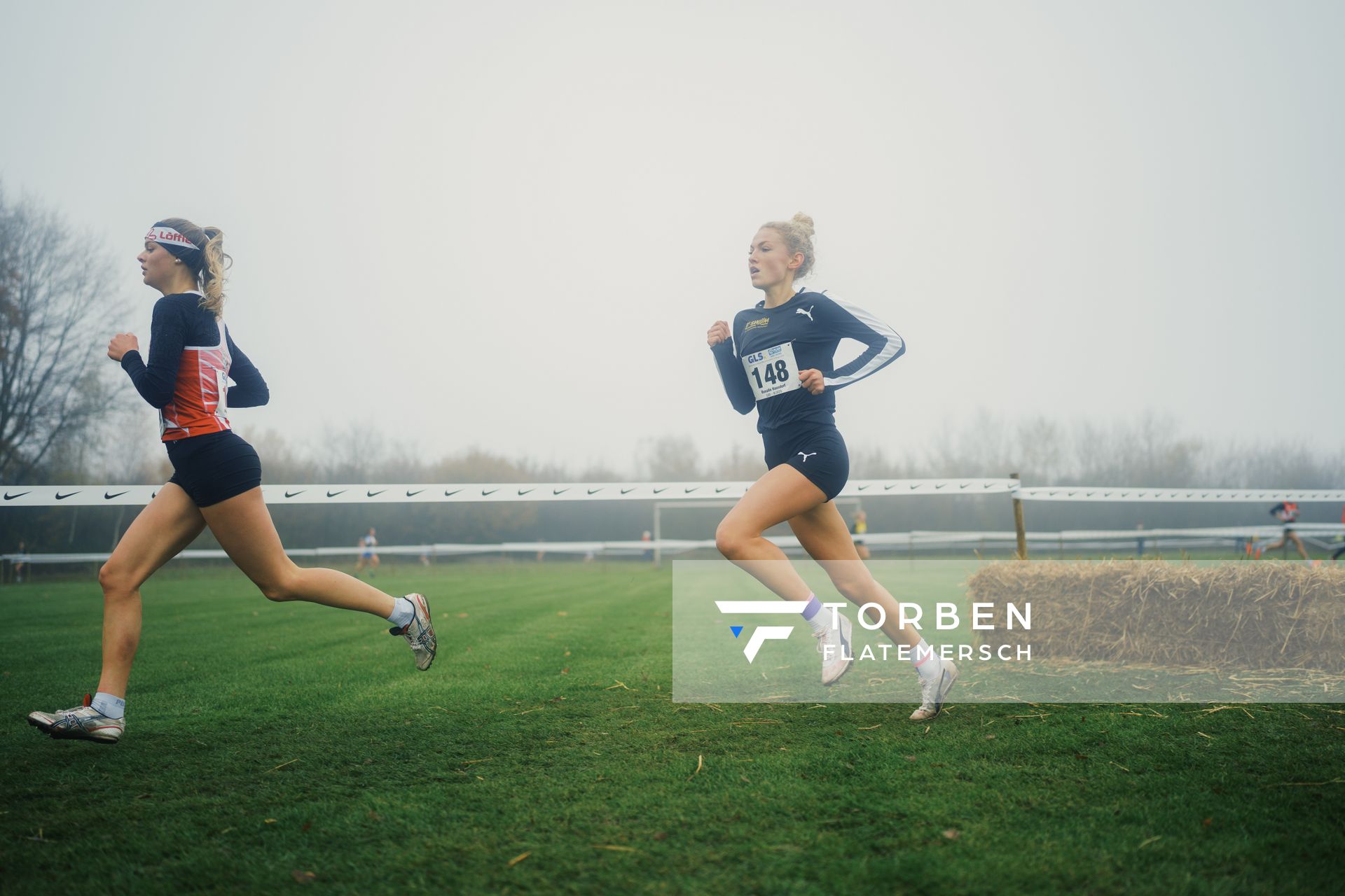 Rosalie Hausdorf (BY/ LG Stadtwerke Muenchen) am 26.11.2022  waehrend den deutschen Crosslauf-Meisterschaften auf Sportanlage an der Ringstrasse in Loeningen