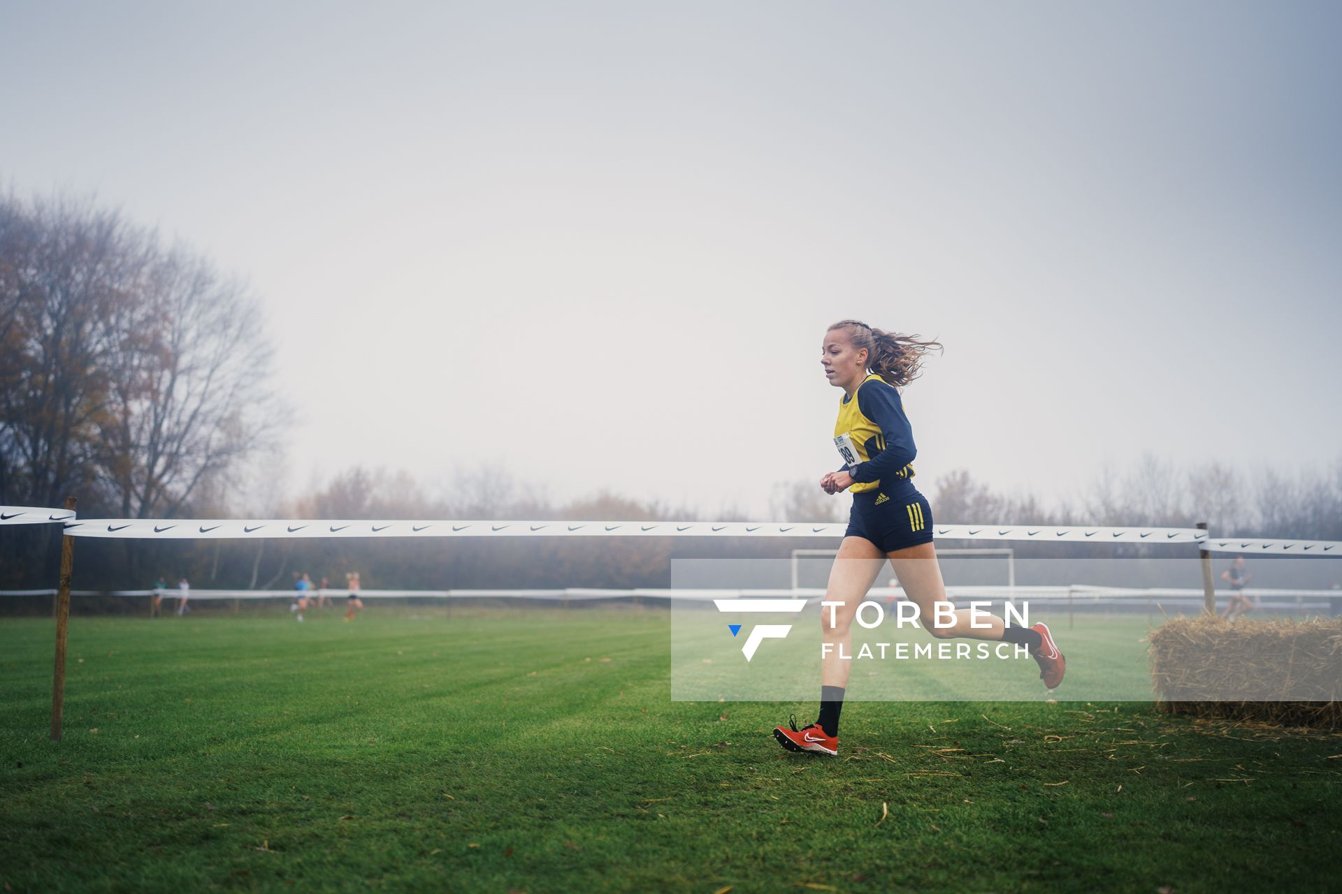 Sophie Hinrichs (NI/ VfL Loeningen) am 26.11.2022  waehrend den deutschen Crosslauf-Meisterschaften auf Sportanlage an der Ringstrasse in Loeningen