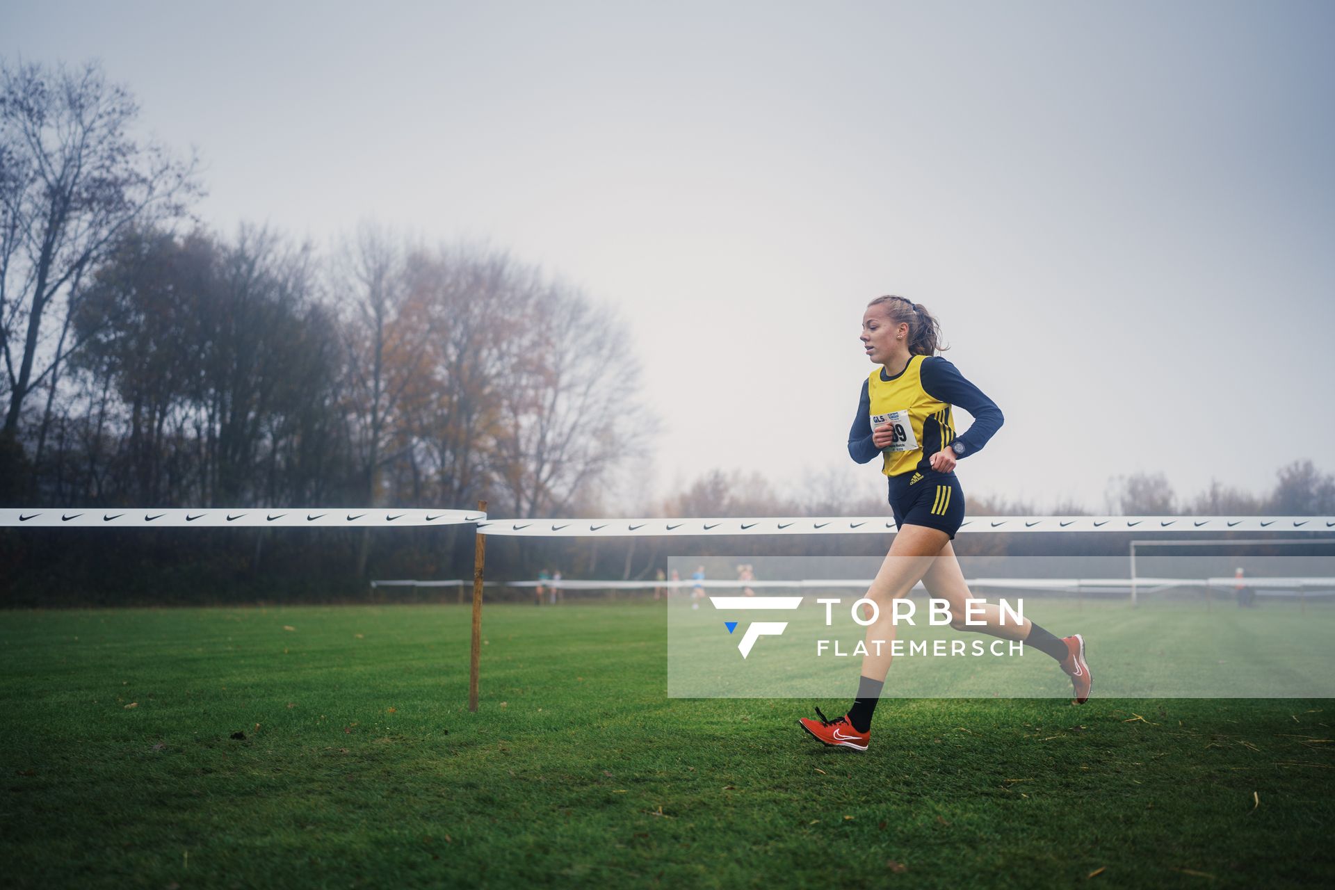 Sophie Hinrichs (NI/ VfL Loeningen) am 26.11.2022  waehrend den deutschen Crosslauf-Meisterschaften auf Sportanlage an der Ringstrasse in Loeningen