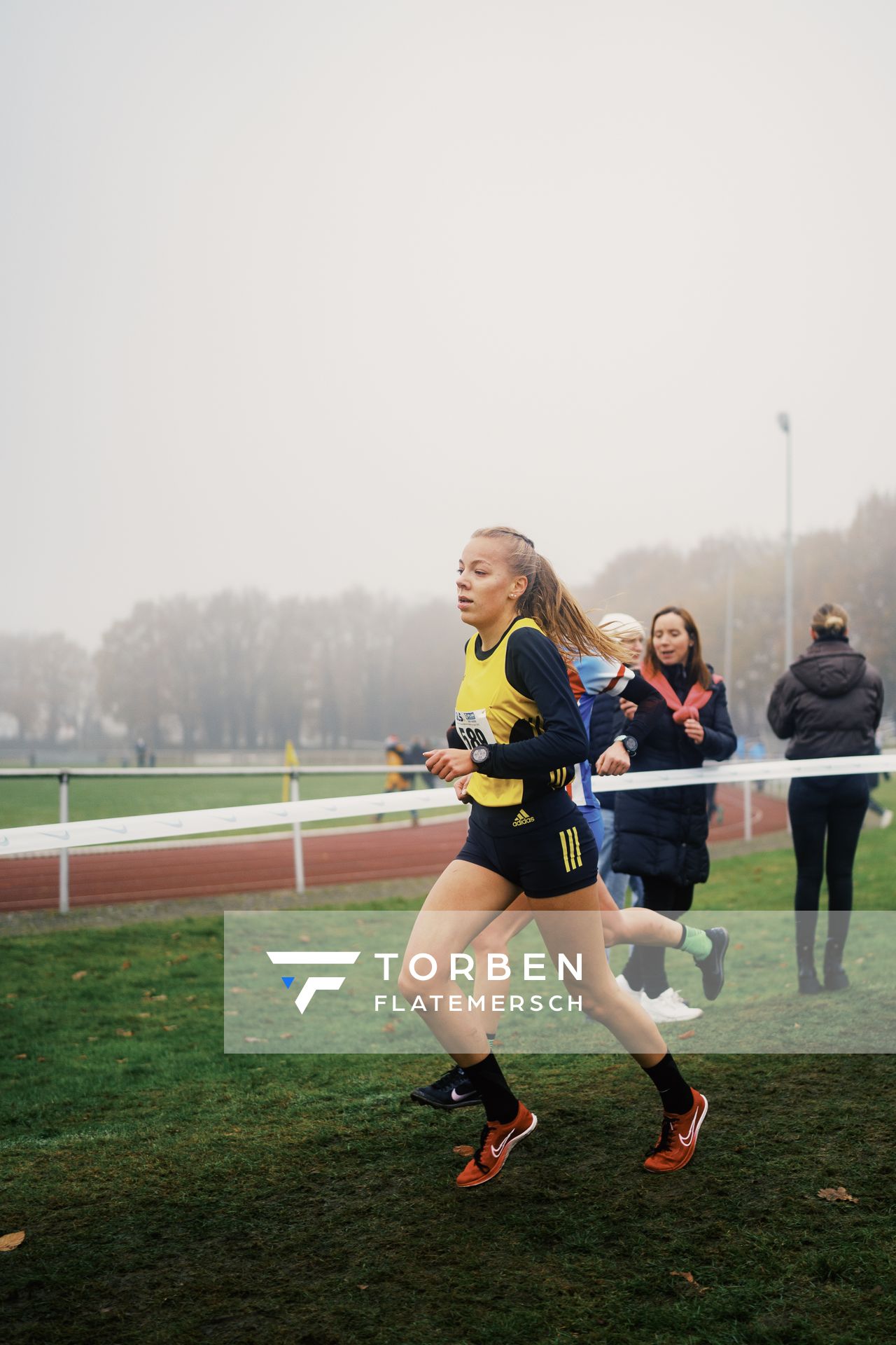 Sophie Hinrichs (NI/ VfL Loeningen) am 26.11.2022 waehrend den deutschen Crosslauf-Meisterschaften auf Sportanlage an der Ringstrasse in Loeningen