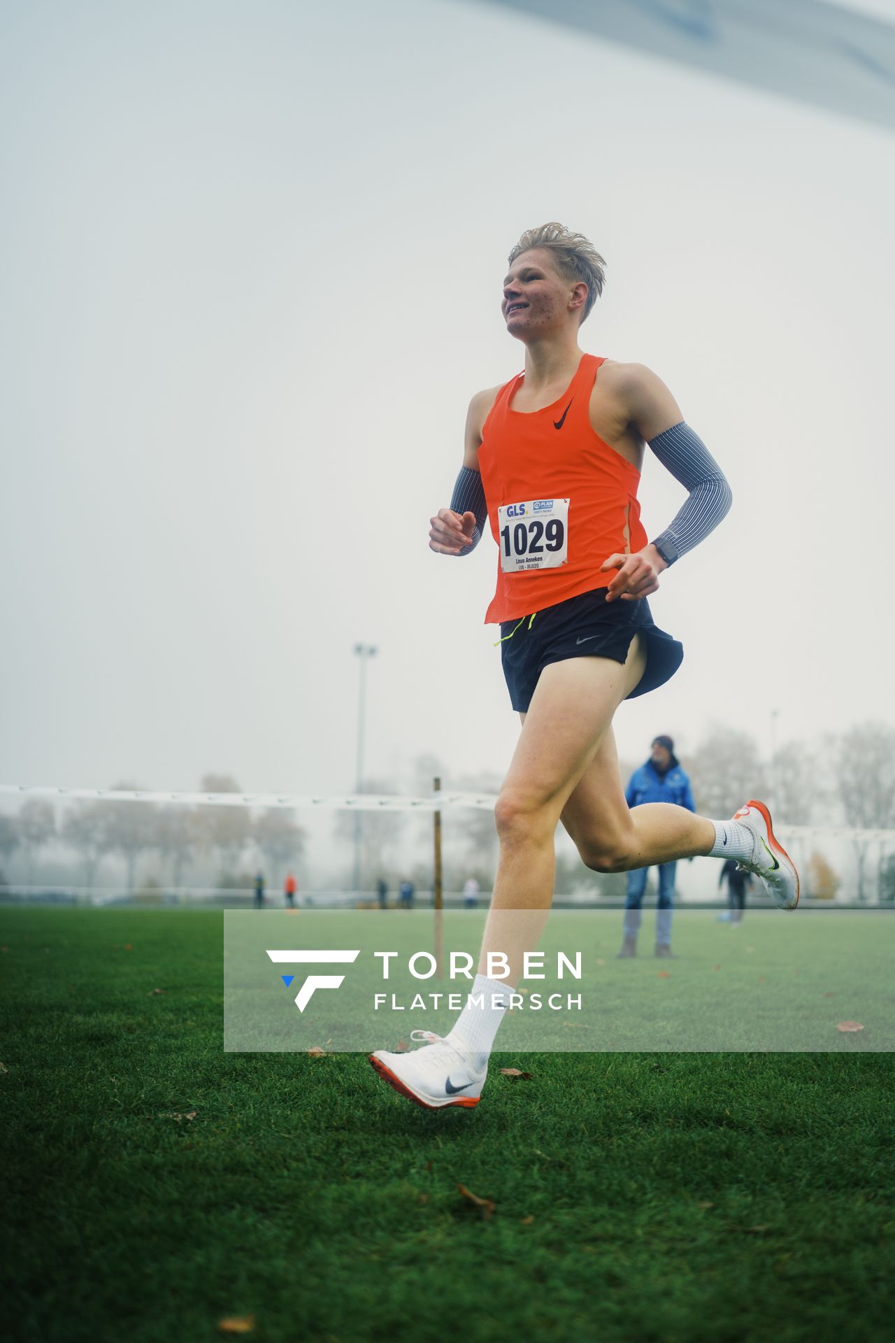 Linus Anneken (WE/ TV Mettingen) am 26.11.2022 waehrend den deutschen Crosslauf-Meisterschaften auf Sportanlage an der Ringstrasse in Loeningen