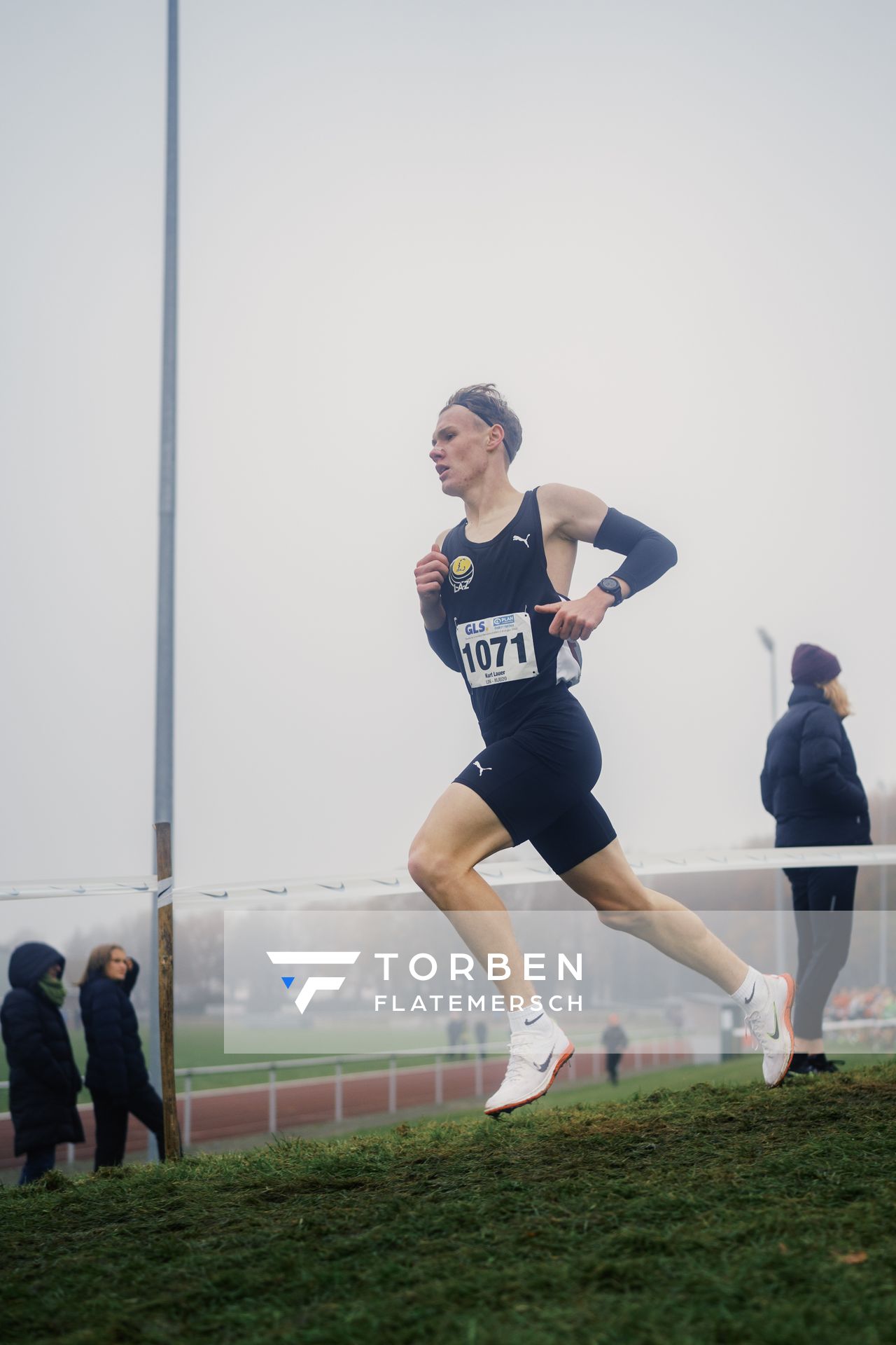 Kurt Lauer (LAZ Ludwigsburg) am 26.11.2022 waehrend den deutschen Crosslauf-Meisterschaften auf Sportanlage an der Ringstrasse in Loeningen