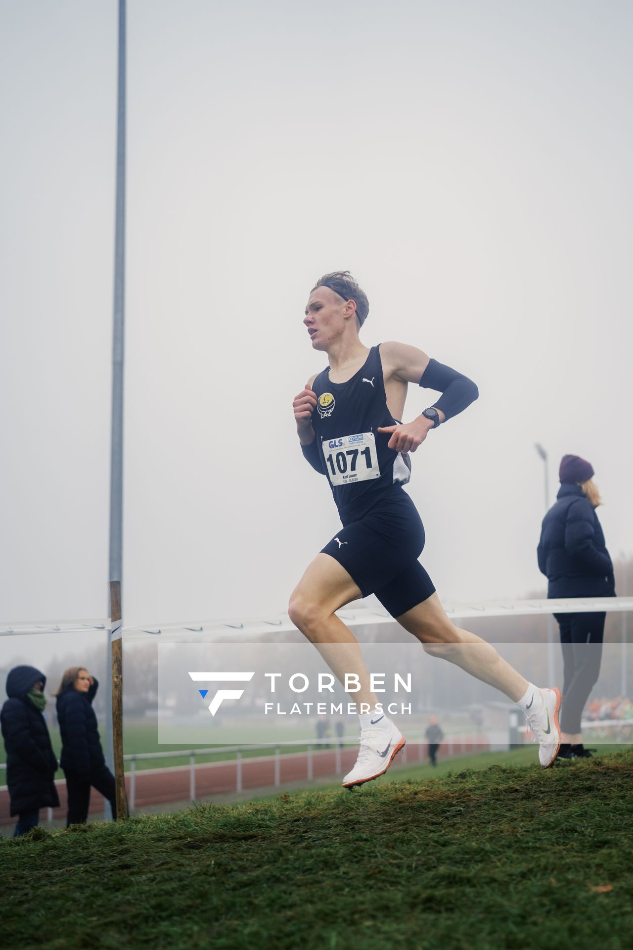 Kurt Lauer (LAZ Ludwigsburg) am 26.11.2022  waehrend den deutschen Crosslauf-Meisterschaften auf Sportanlage an der Ringstrasse in Loeningen